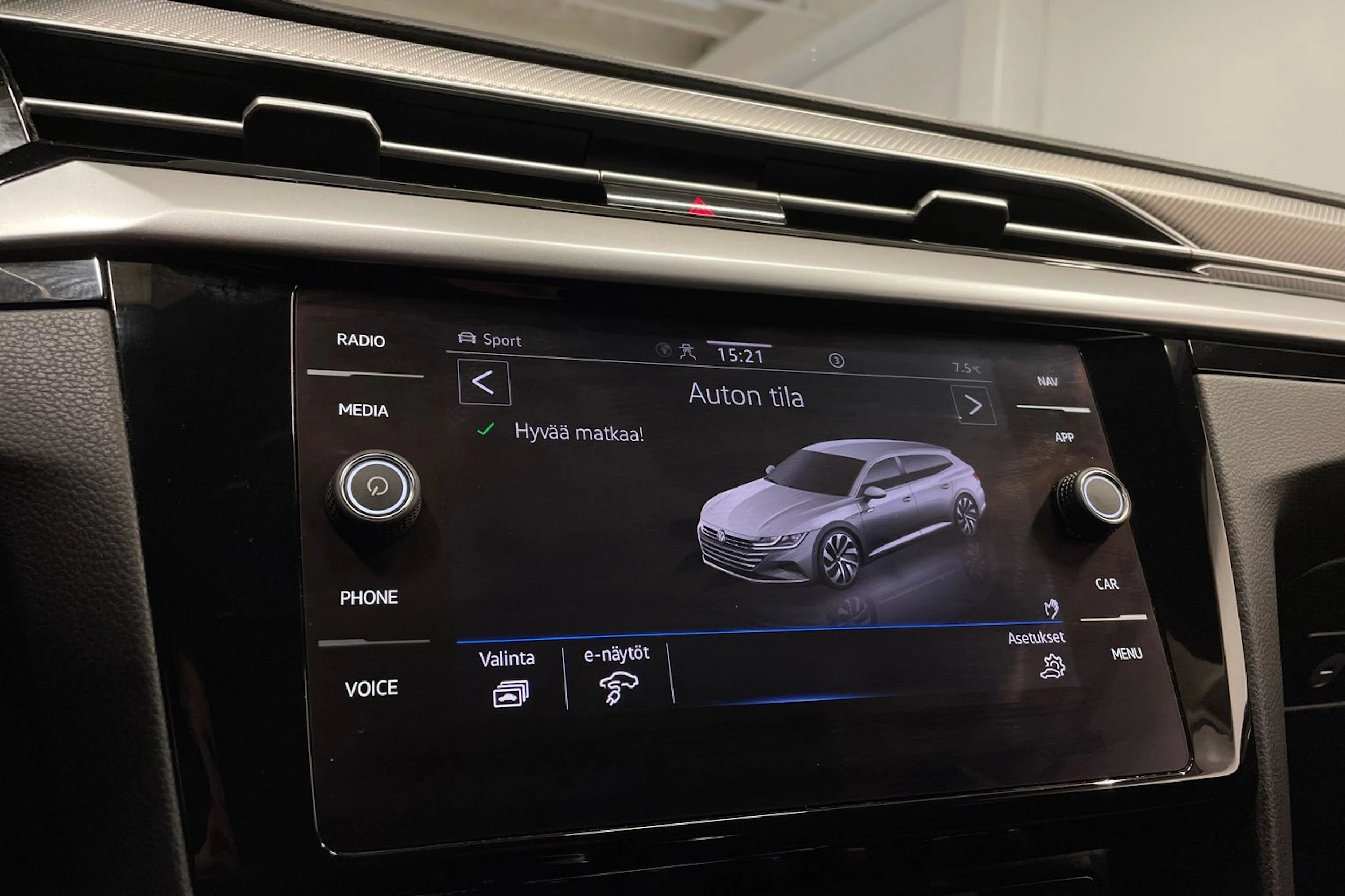 valkoinen Volkswagen Arteon 2022 kuva 17.