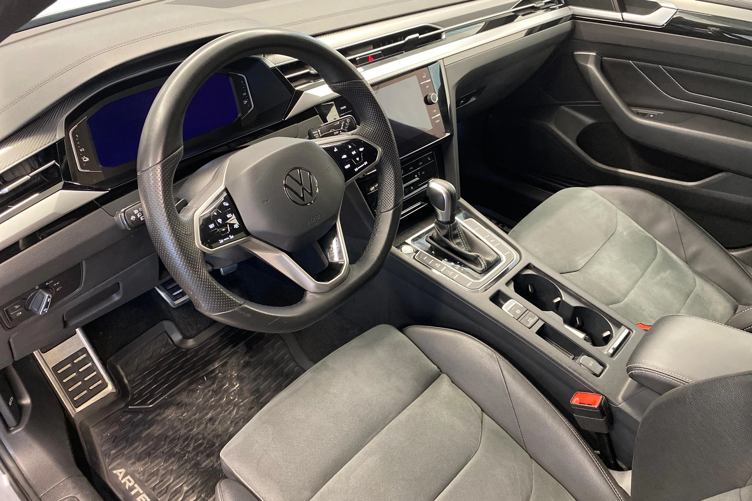 harmaa Volkswagen Arteon 2022 kuva 6.