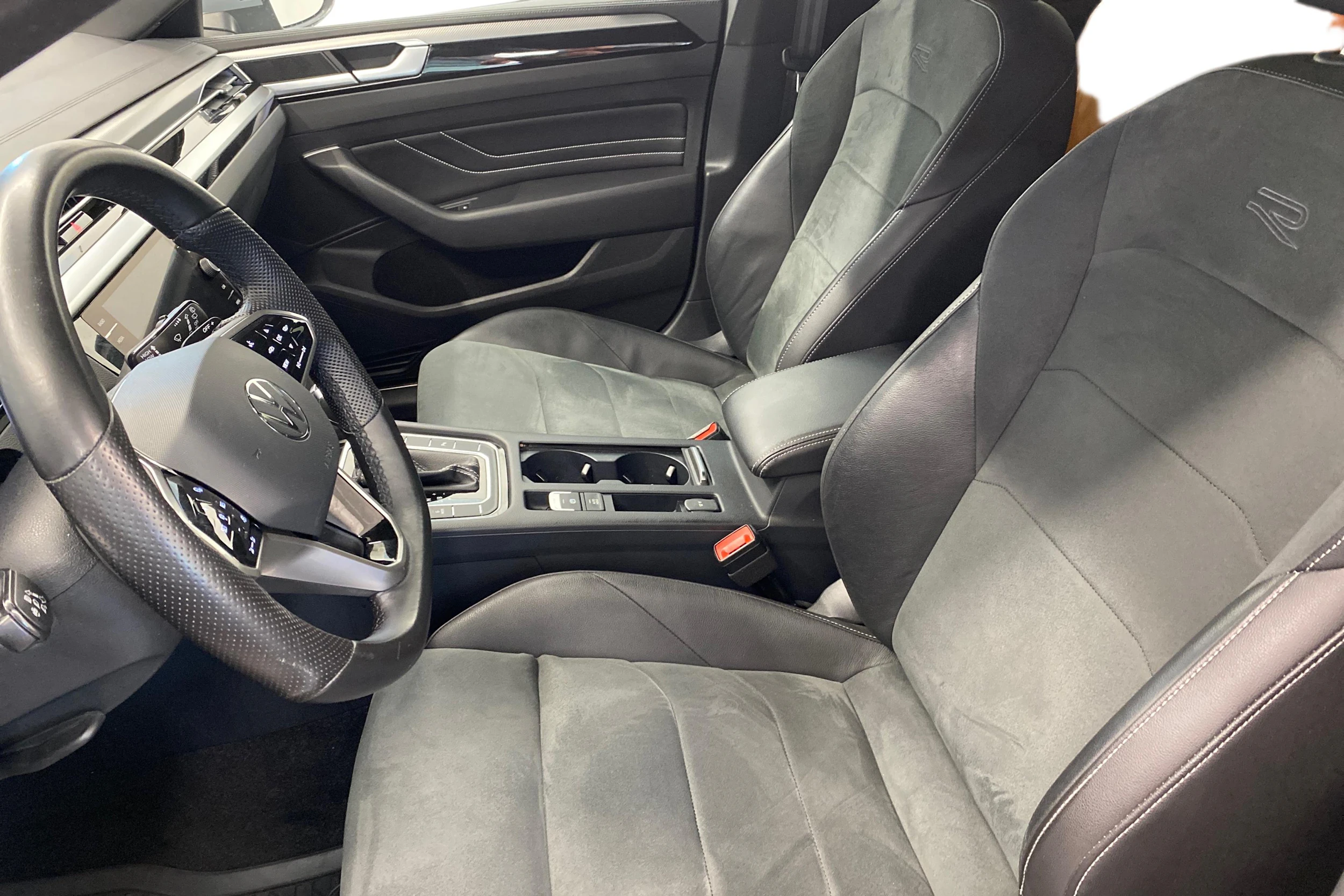 harmaa Volkswagen Arteon 2022 kuva 8.