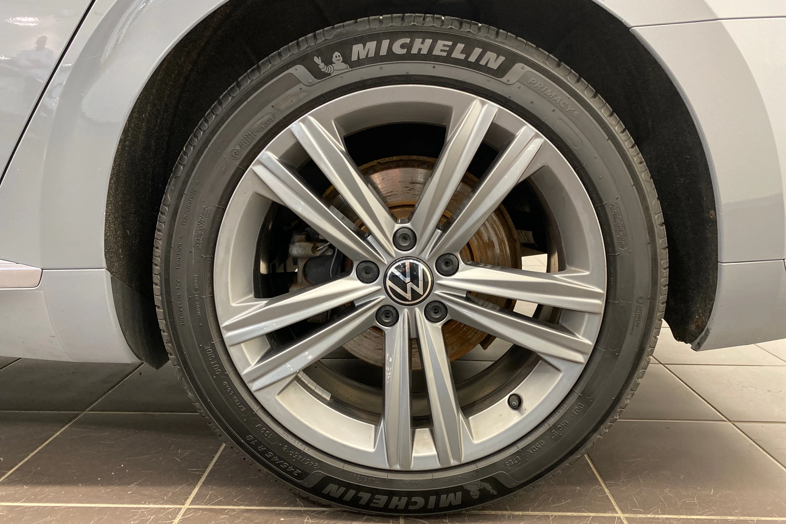 harmaa Volkswagen Arteon 2022 kuva 10.