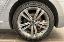 harmaa Volkswagen Arteon 2022 kuva 10.