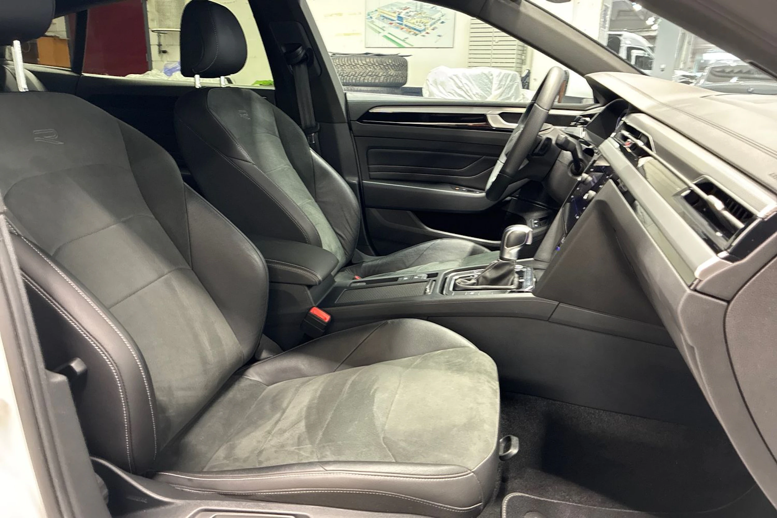 valkoinen Volkswagen Arteon 2022 kuva 28.