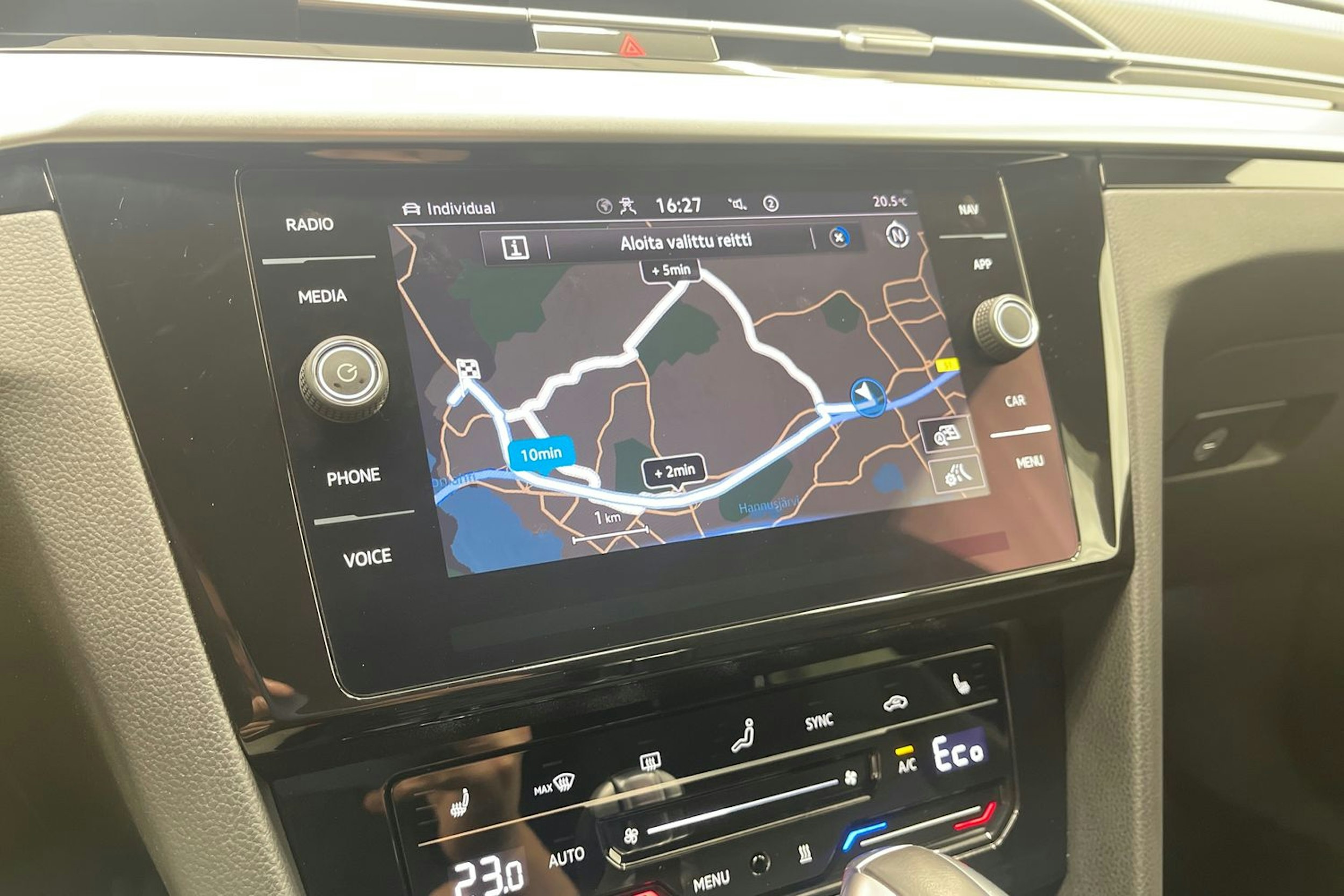 Sininen Volkswagen Arteon 2022 kuva 22.