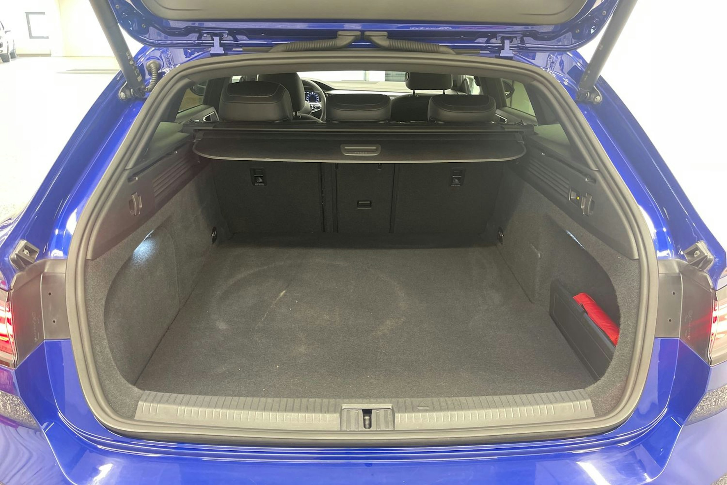 Sininen Volkswagen Arteon 2022 kuva 25.