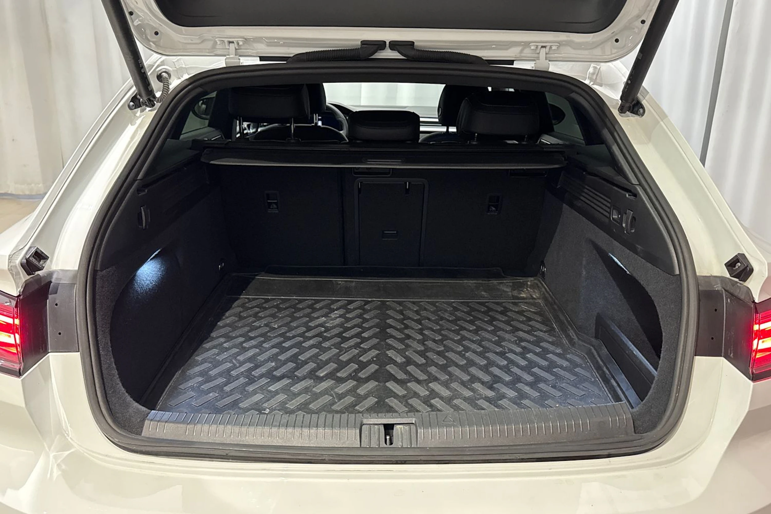 valkoinen Volkswagen Arteon 2022 kuva 13.