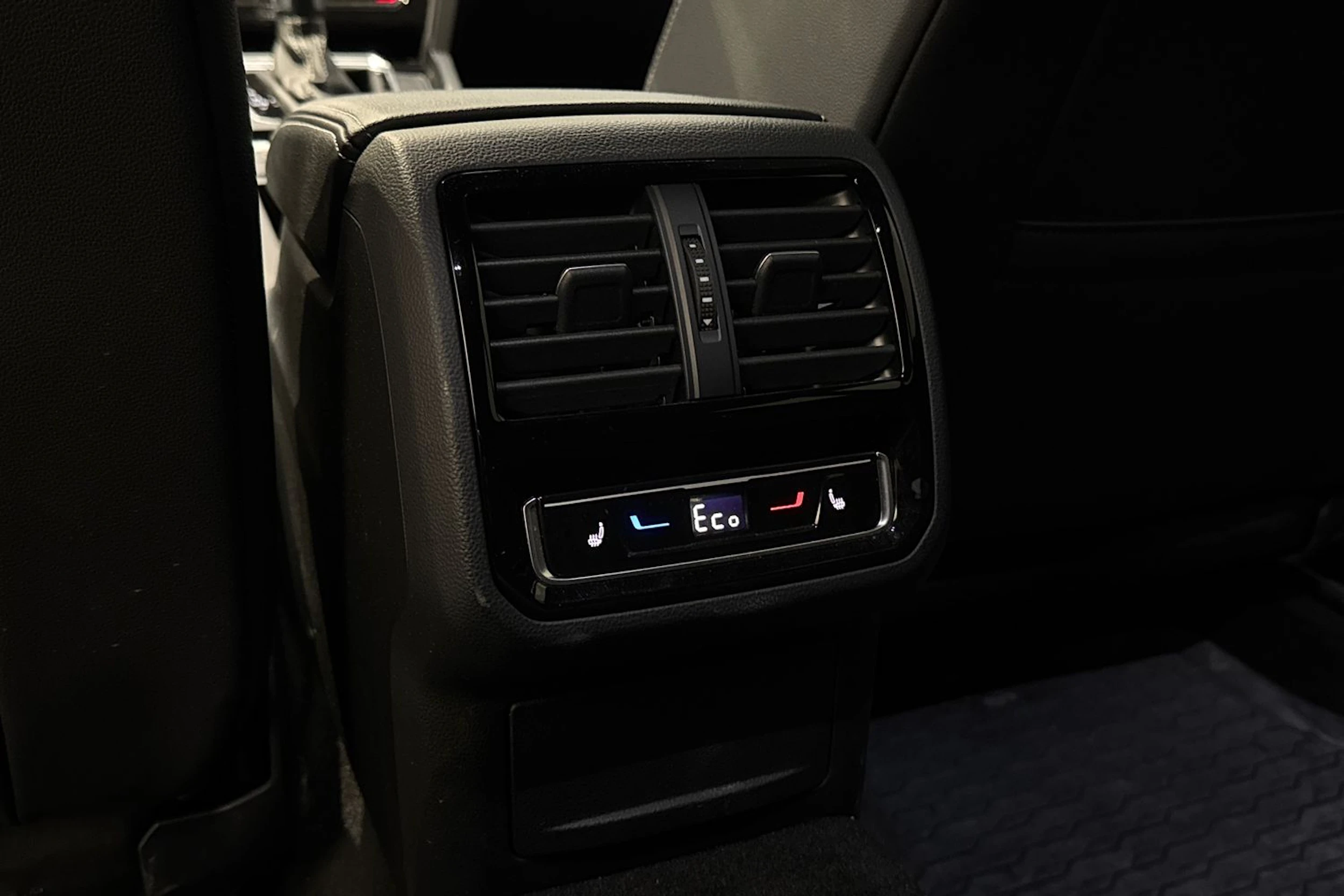 valkoinen Volkswagen Arteon 2022 kuva 17.