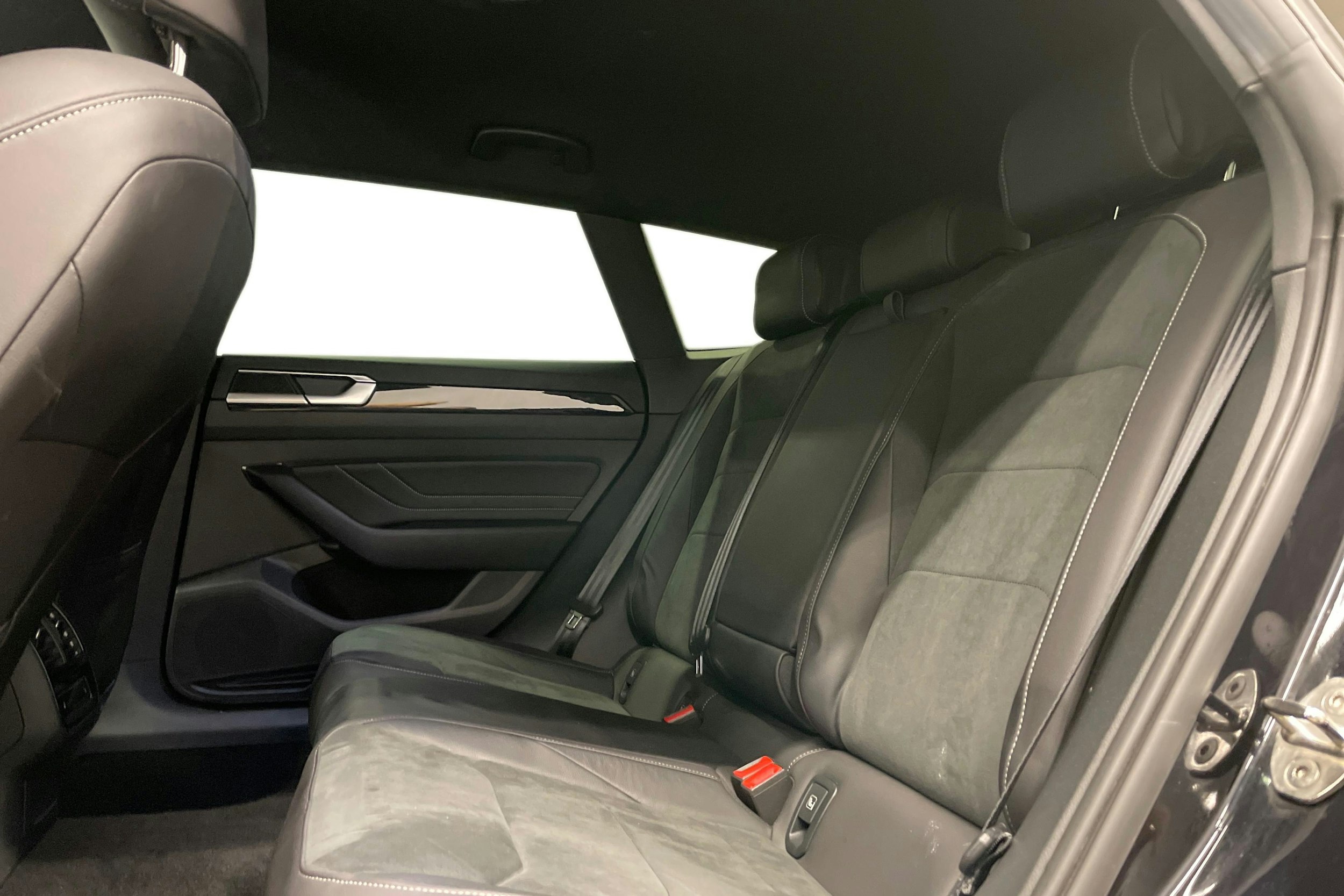 musta Volkswagen Arteon 2022 kuva 10.