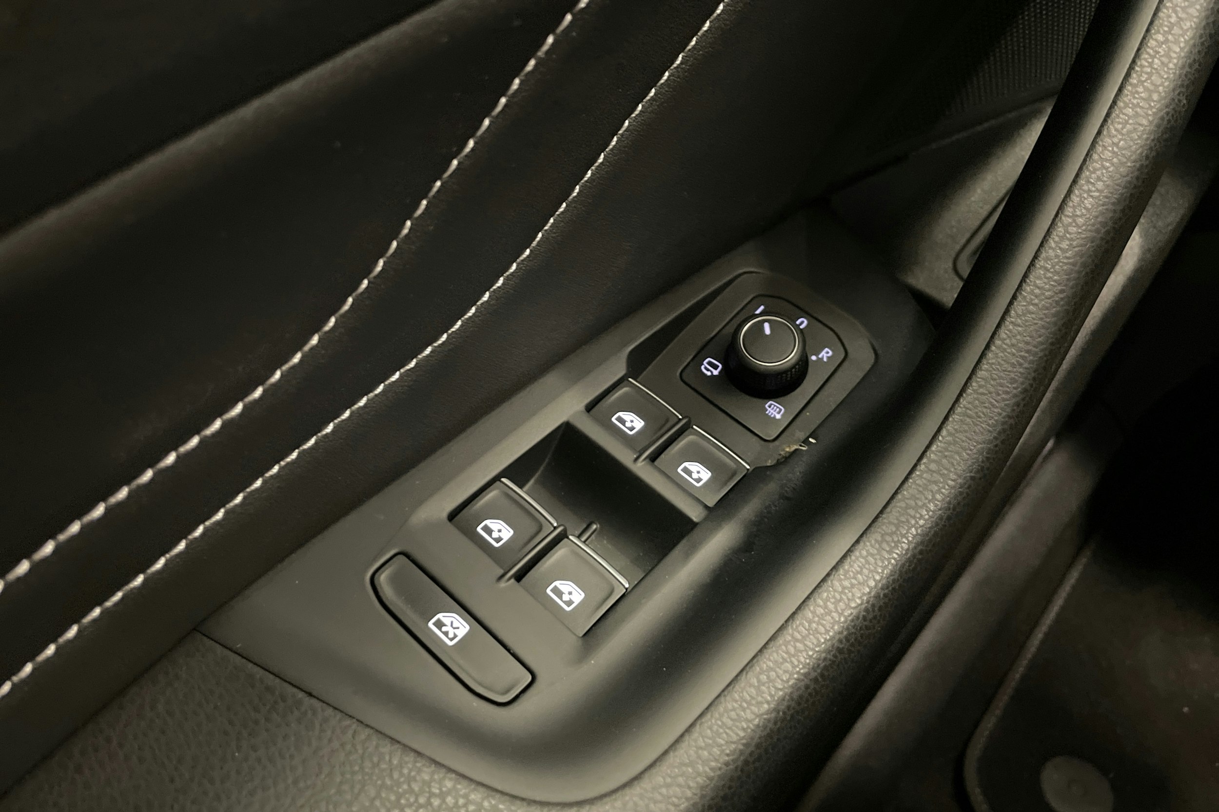 musta Volkswagen Arteon 2022 kuva 19.