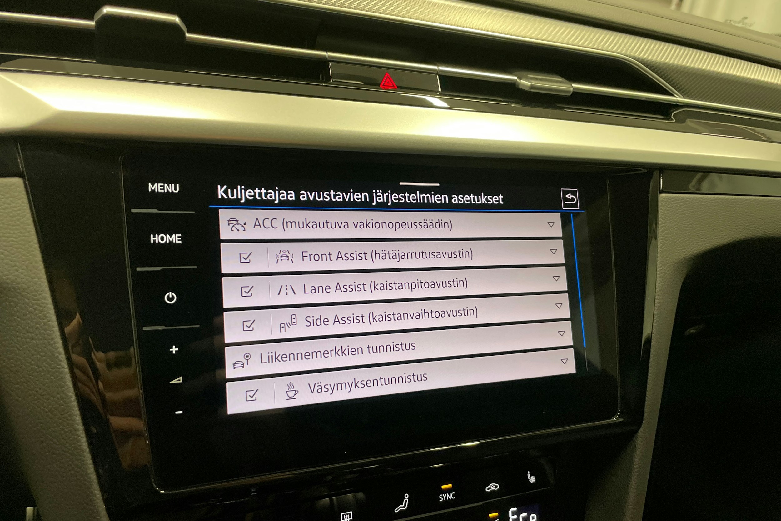 musta Volkswagen Arteon 2022 kuva 22.