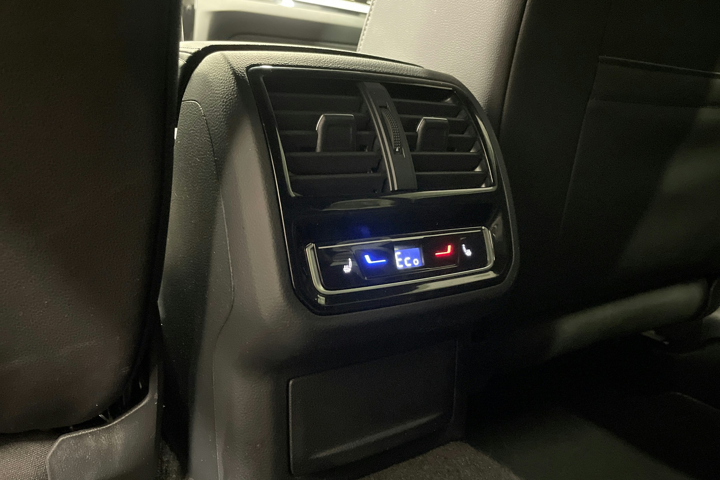 musta Volkswagen Arteon 2022 kuva 27.