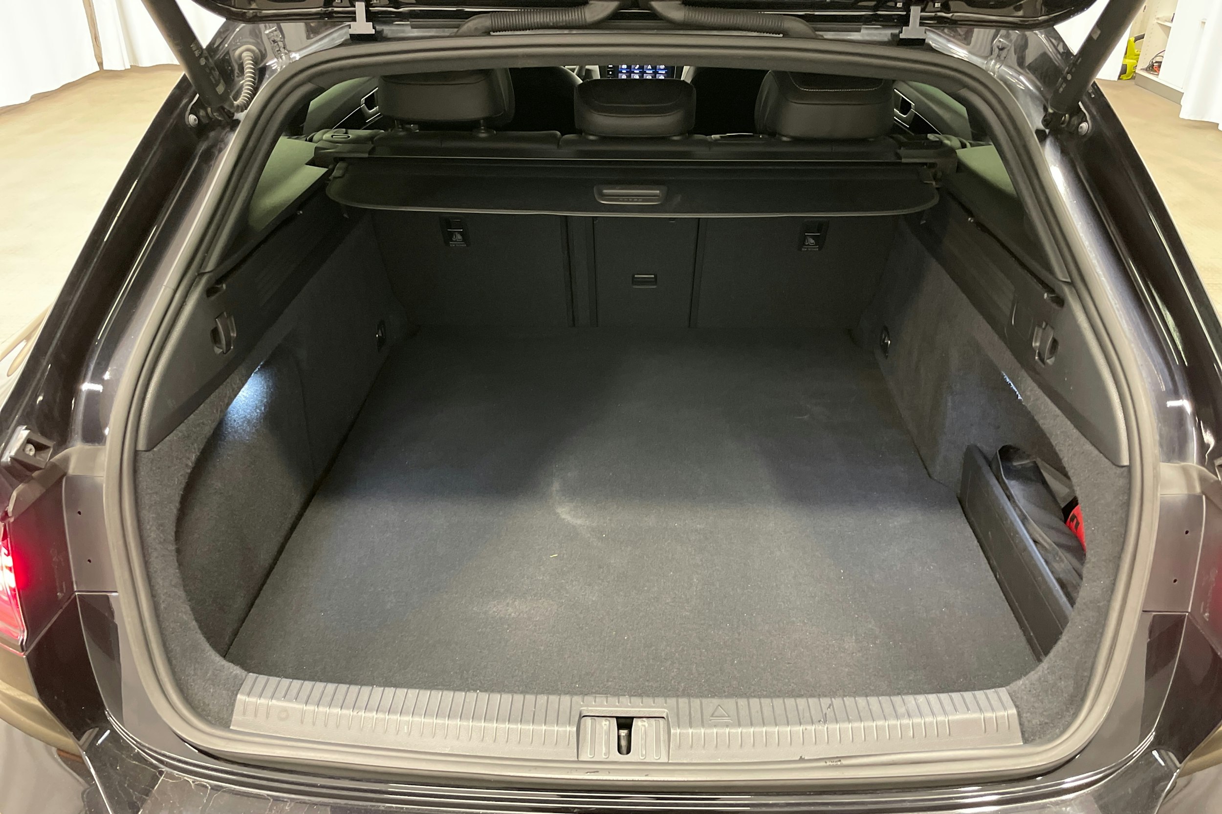 musta Volkswagen Arteon 2022 kuva 28.