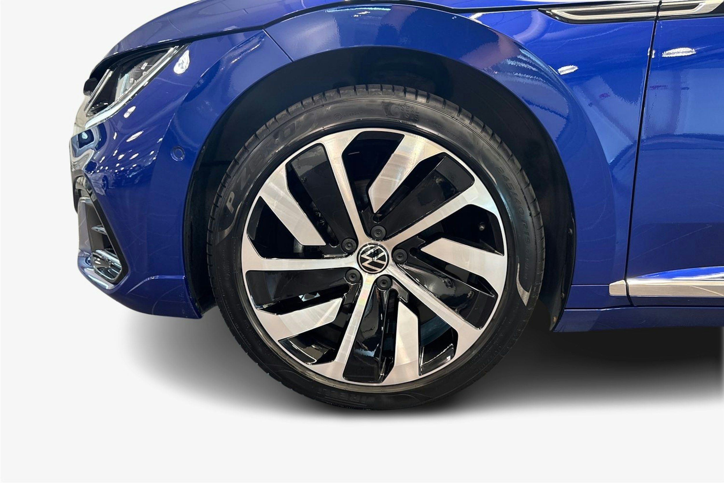 Sininen Volkswagen Arteon 2022 kuva 11.