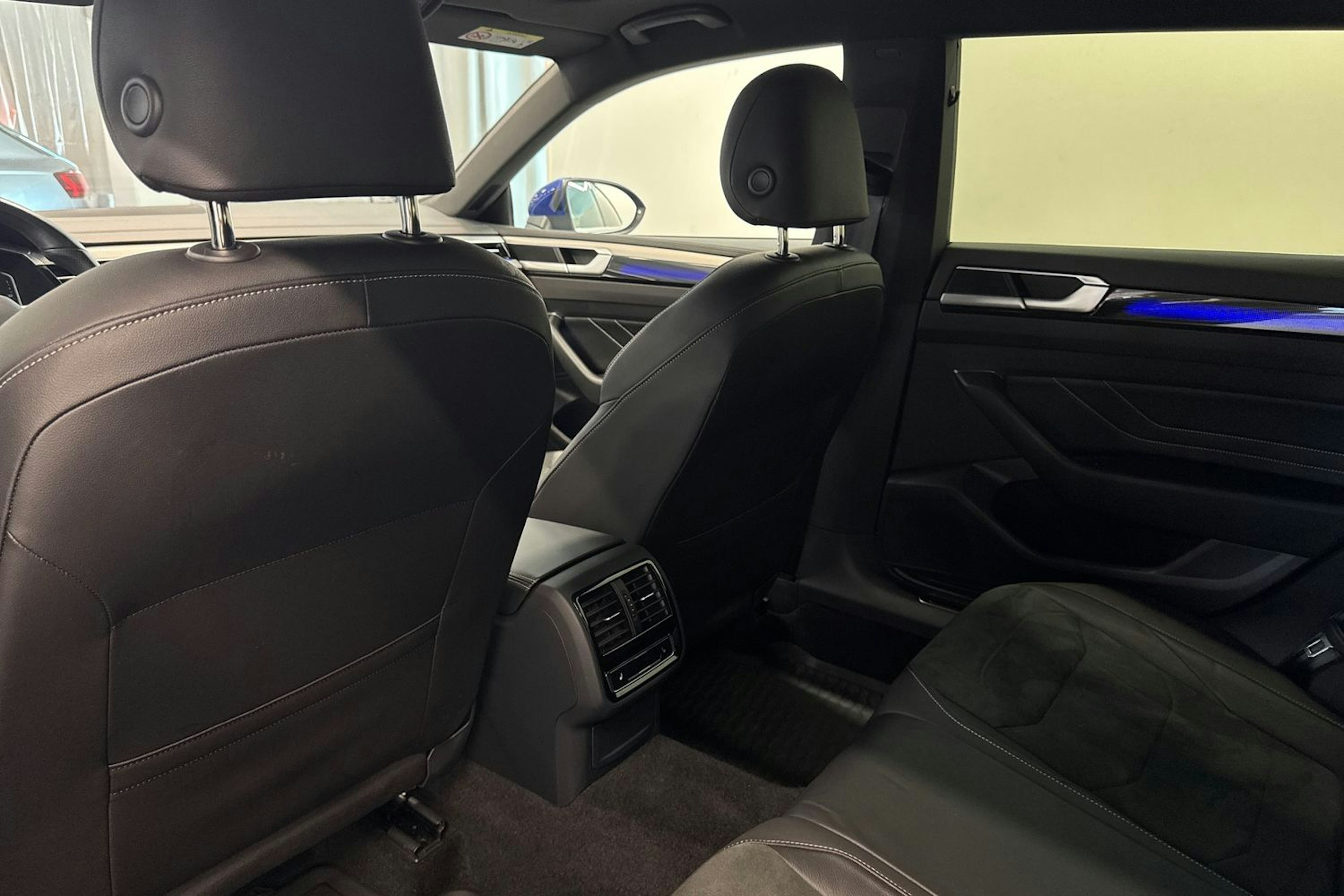 Sininen Volkswagen Arteon 2022 kuva 14.