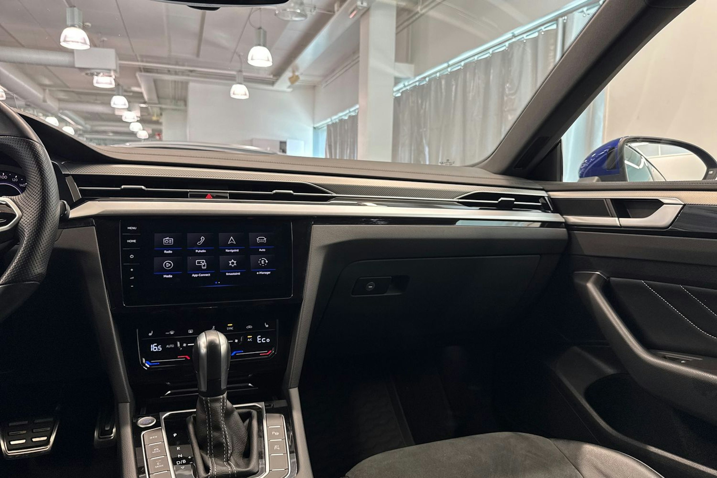 Sininen Volkswagen Arteon 2022 kuva 17.