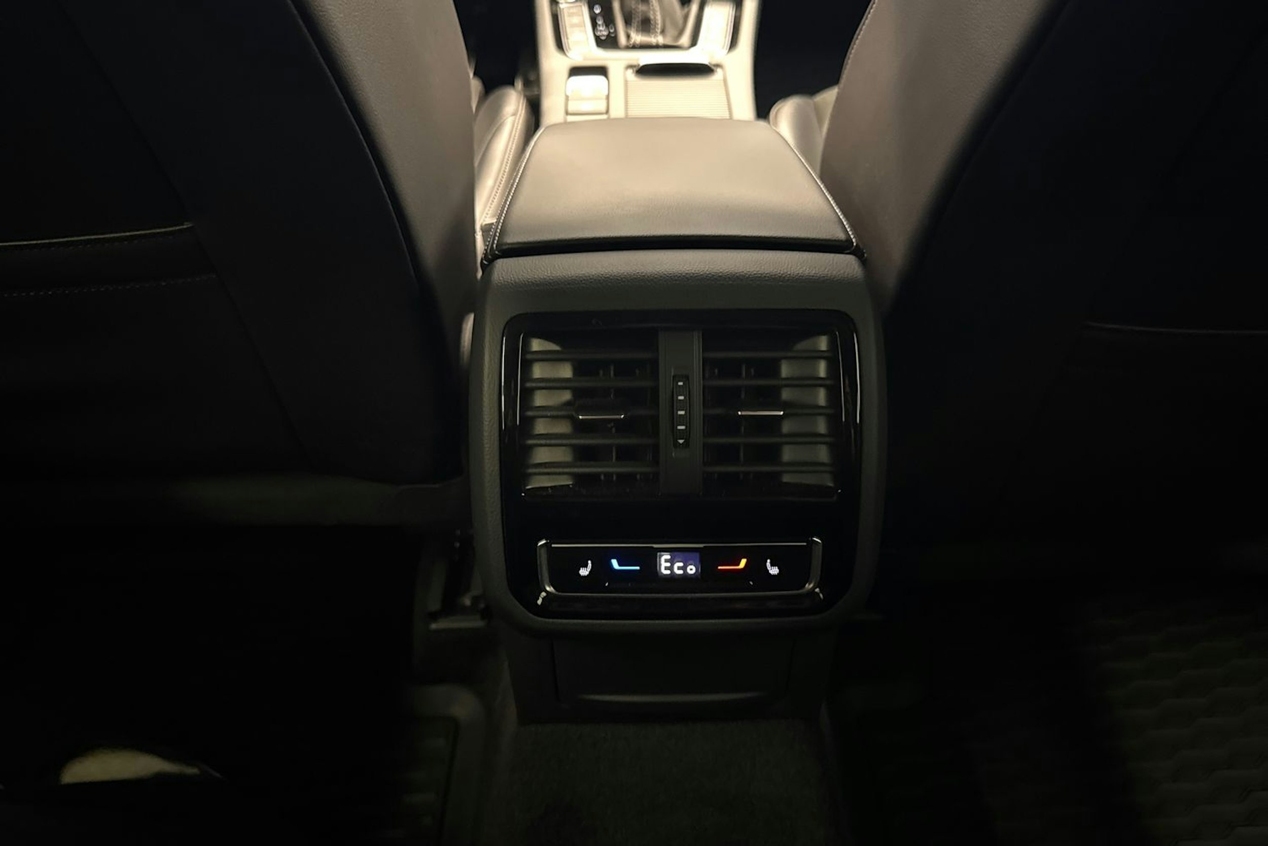Sininen Volkswagen Arteon 2022 kuva 18.