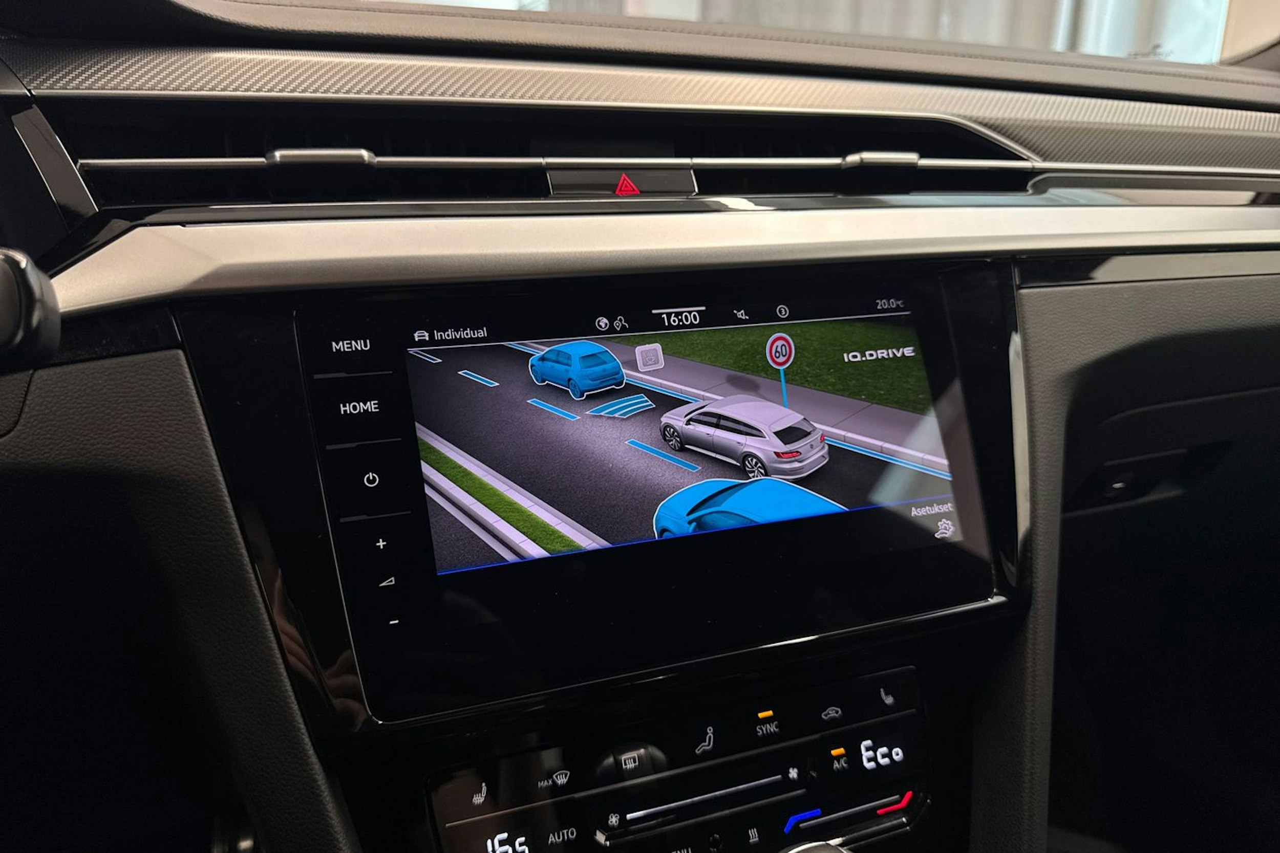 Sininen Volkswagen Arteon 2022 kuva 30.