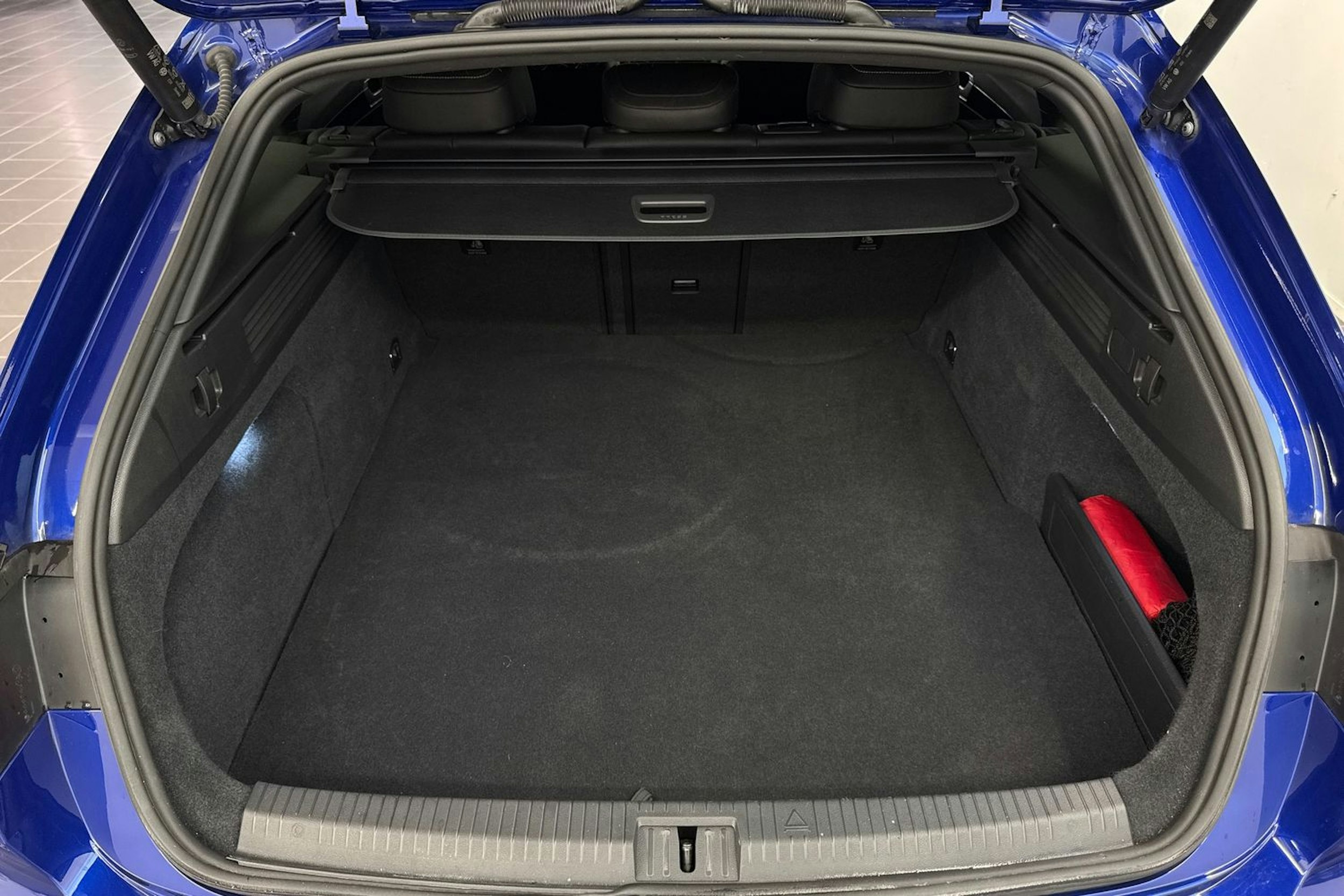 Sininen Volkswagen Arteon 2022 kuva 38.