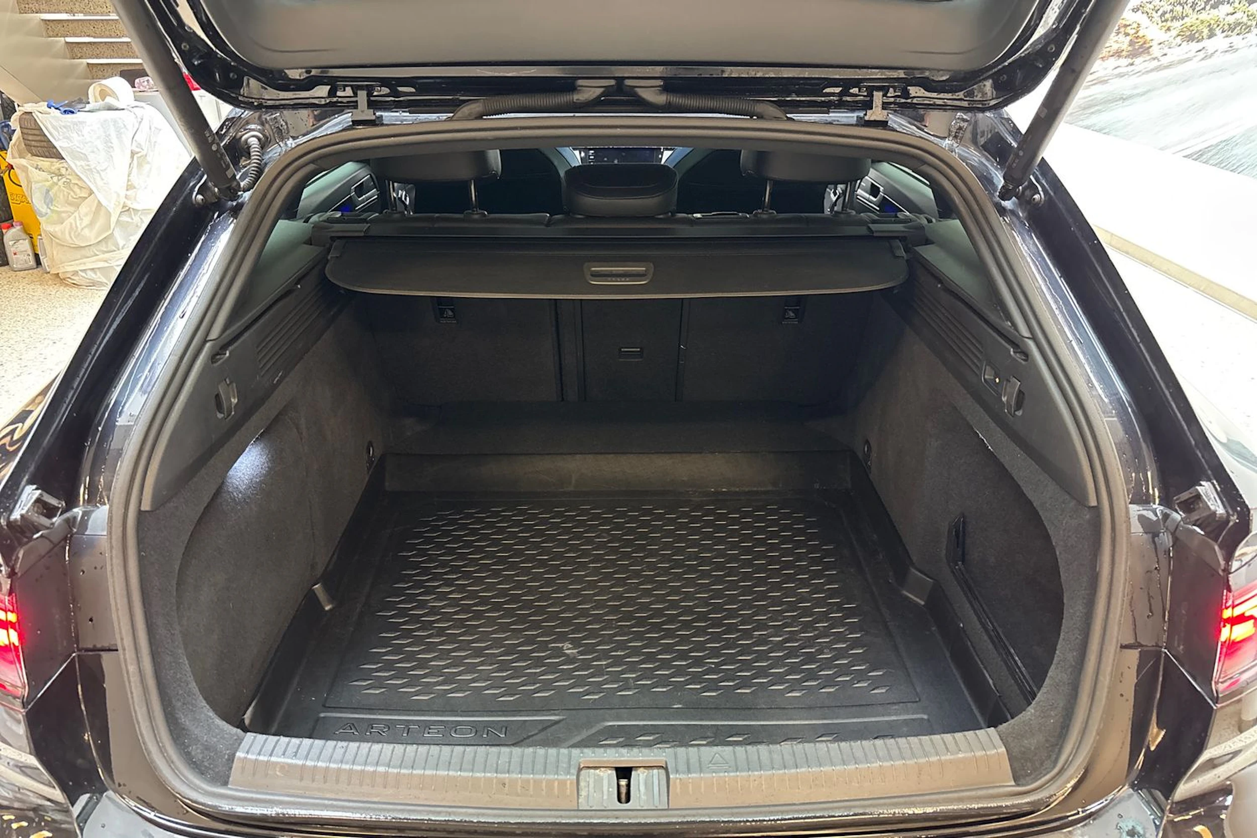 musta Volkswagen Arteon 2023 kuva 15.