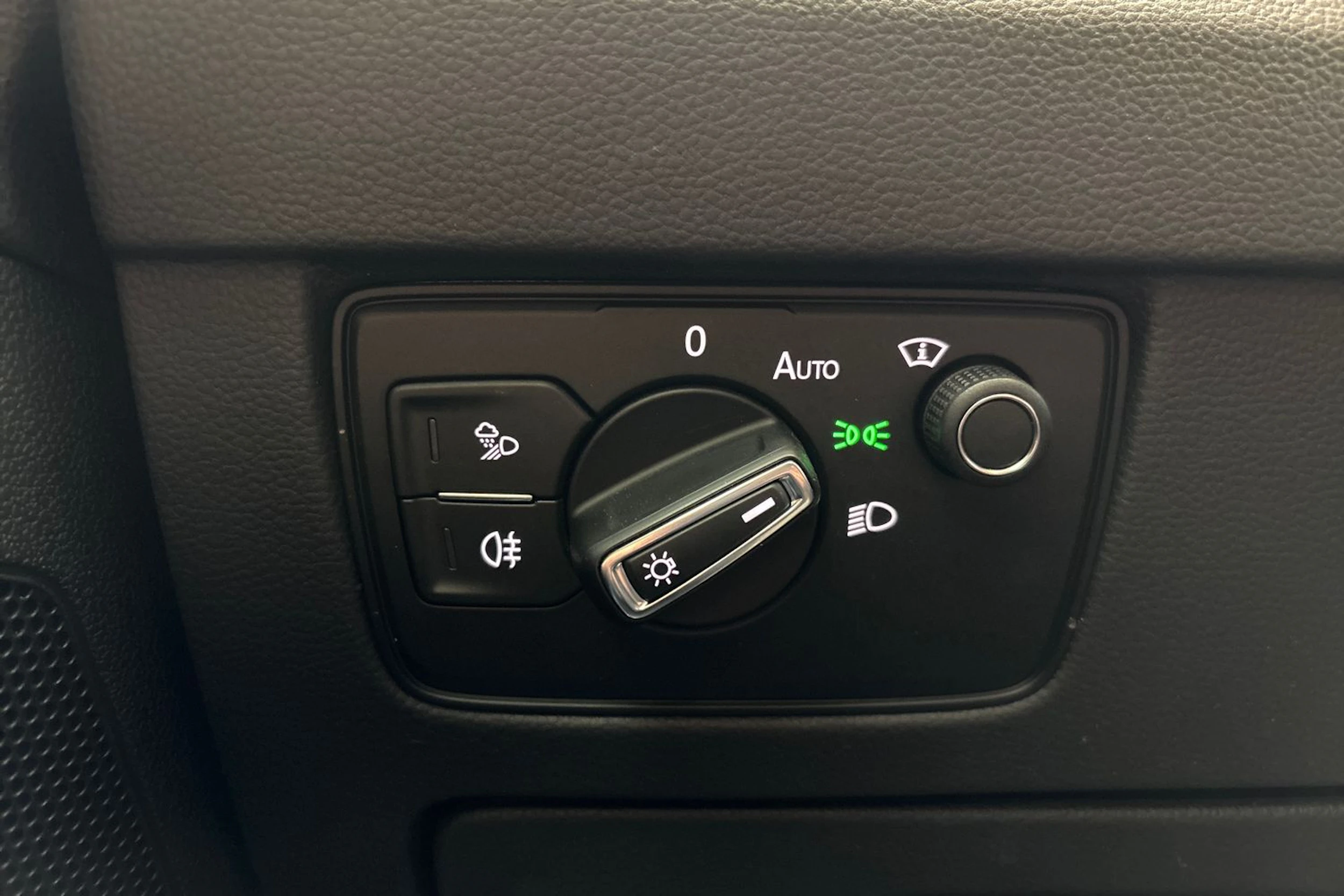 musta Volkswagen Arteon 2023 kuva 23.