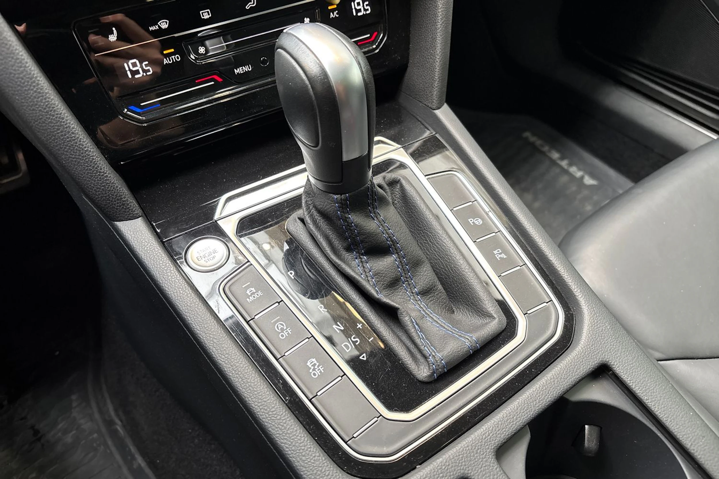 musta Volkswagen Arteon 2023 kuva 25.