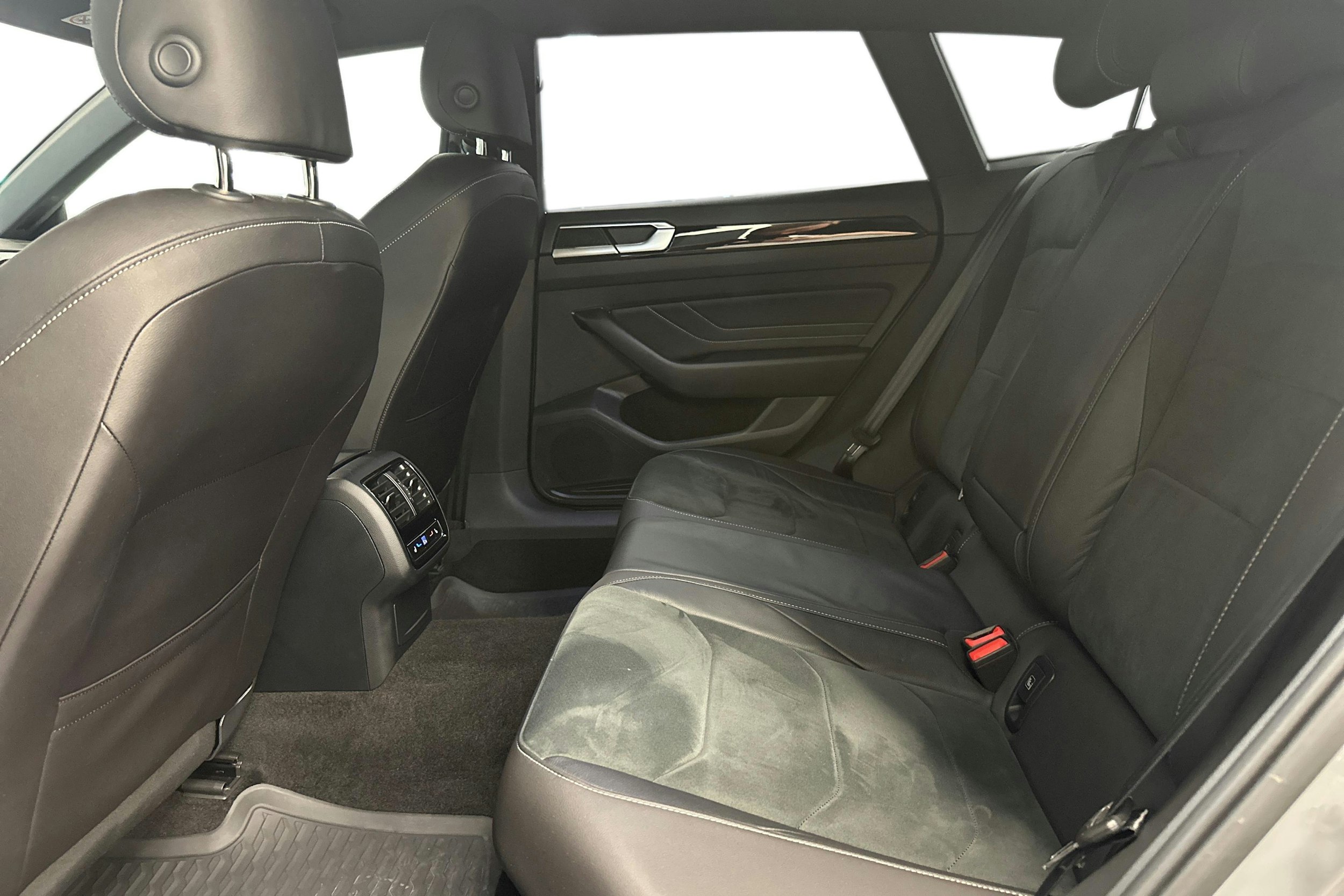 harmaa Volkswagen Arteon 2023 kuva 13.