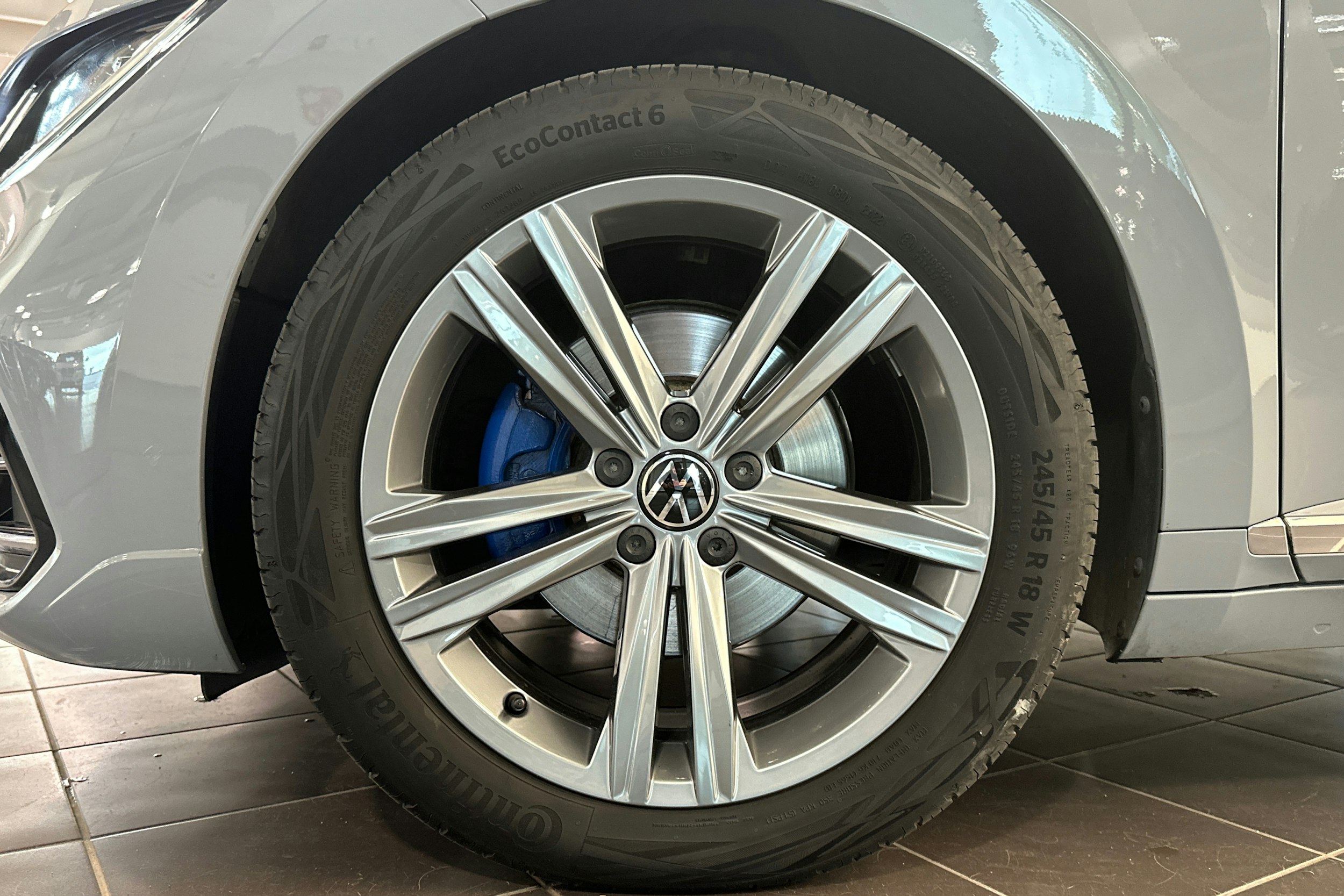 harmaa Volkswagen Arteon 2023 kuva 14.