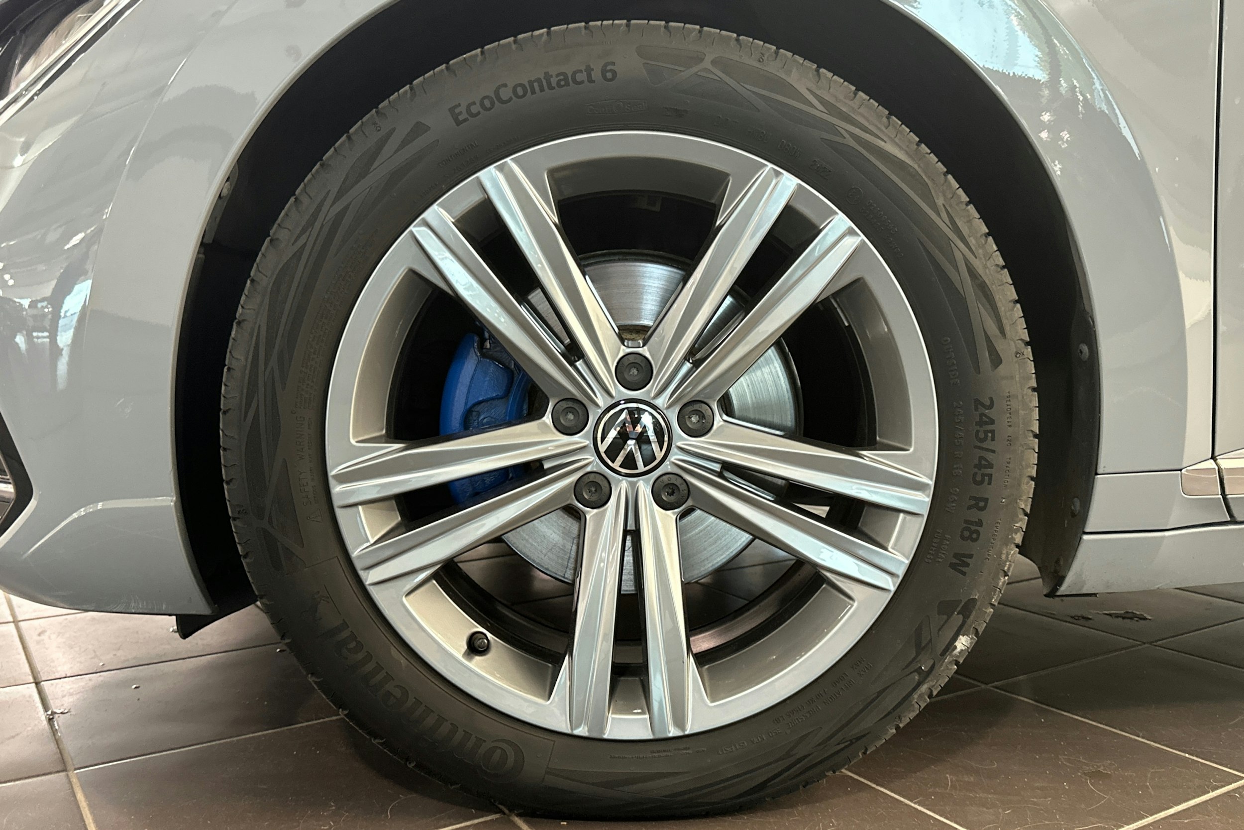 harmaa Volkswagen Arteon 2023 kuva 16.