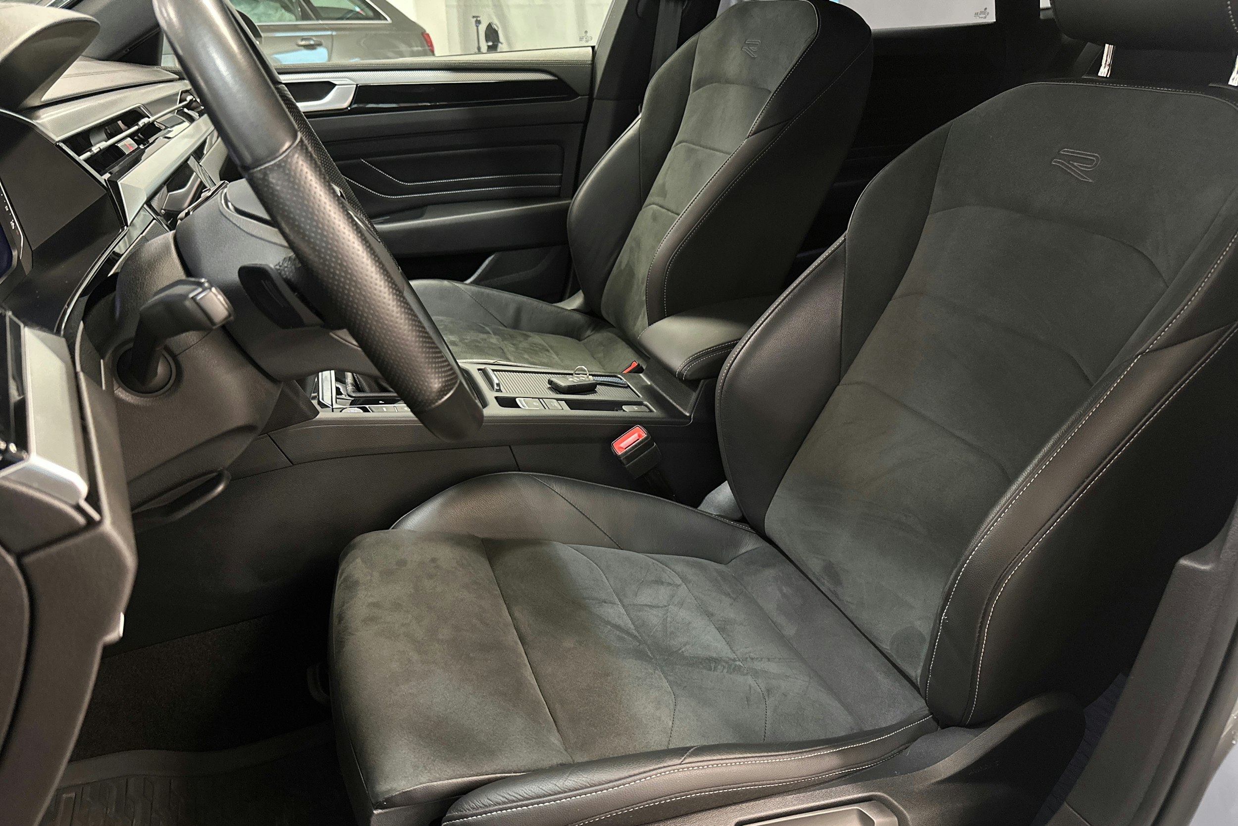 harmaa Volkswagen Arteon 2023 kuva 17.