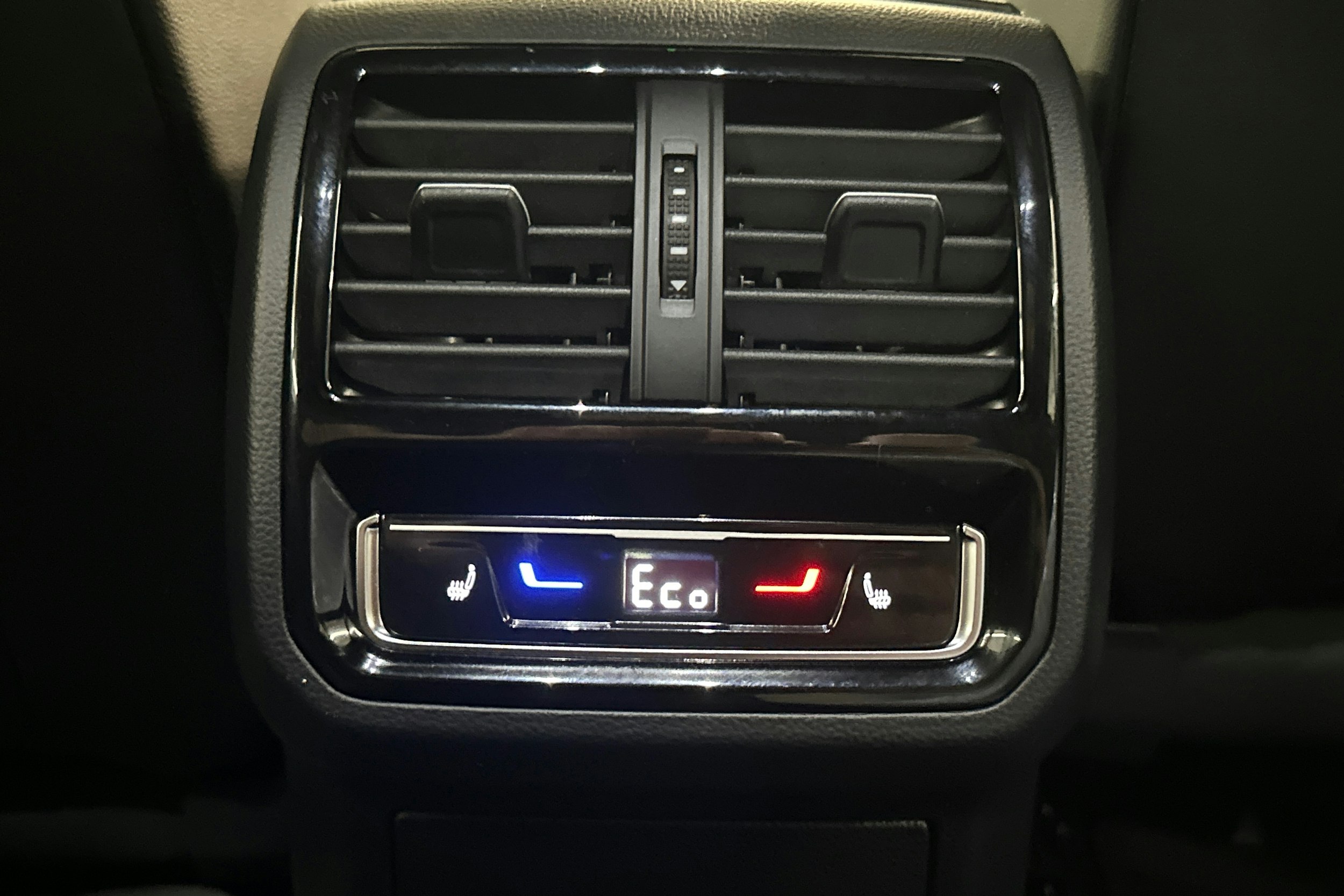 harmaa Volkswagen Arteon 2023 kuva 19.