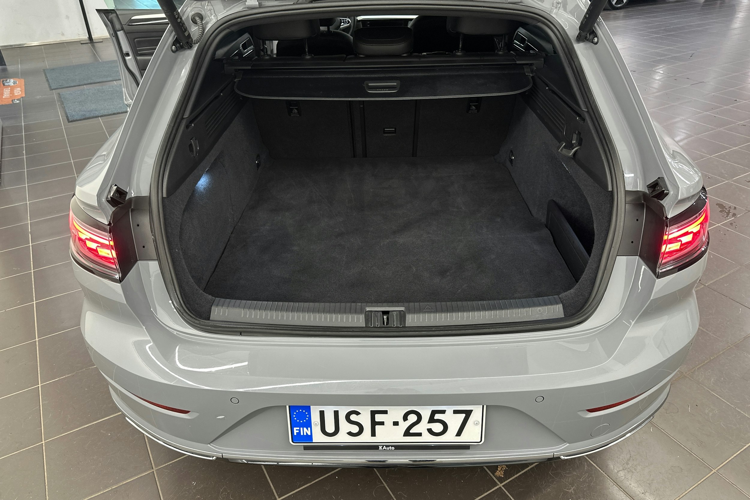 harmaa Volkswagen Arteon 2023 kuva 25.