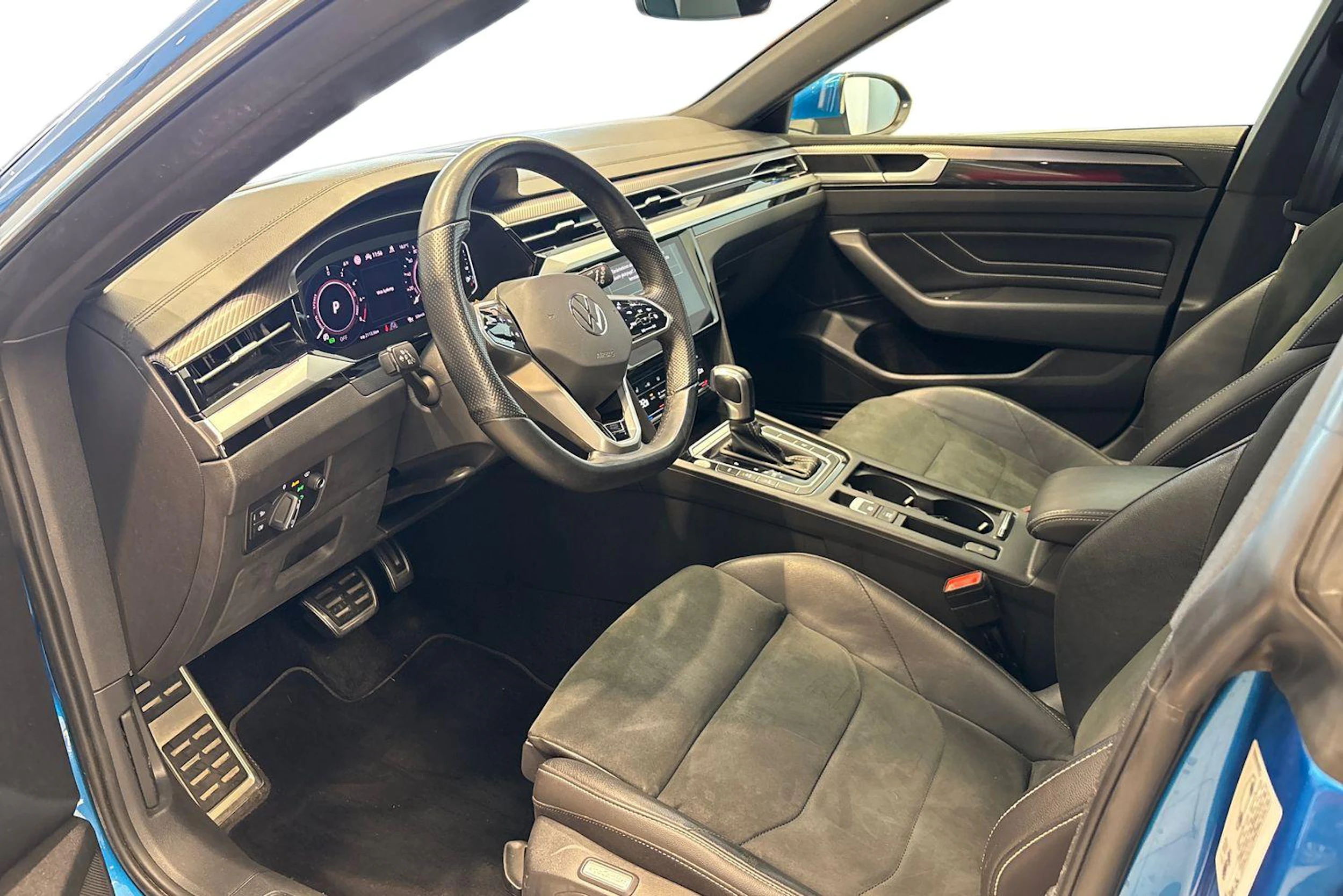 sininen Volkswagen Arteon 2023 kuva 6.