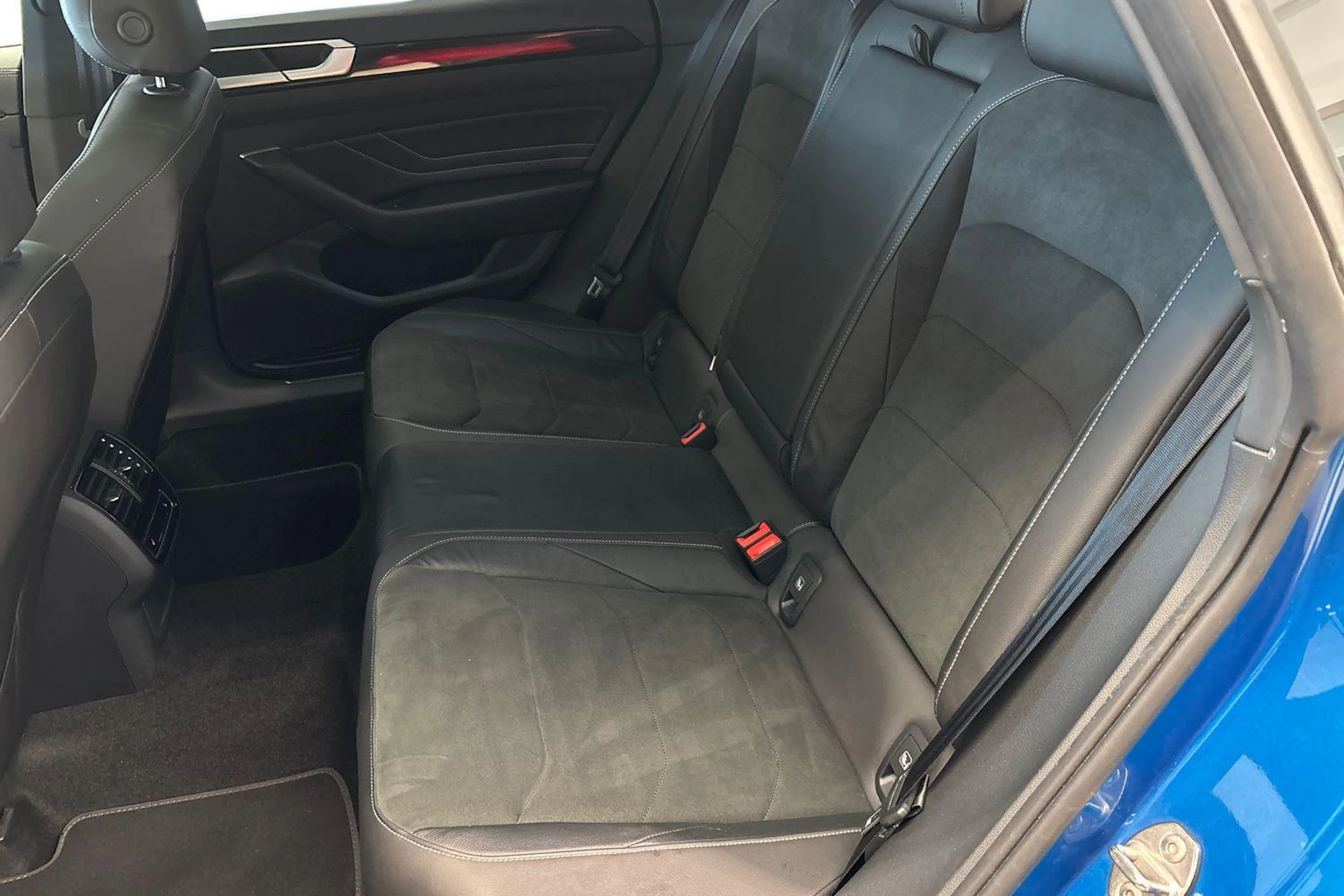 sininen Volkswagen Arteon 2023 kuva 8.