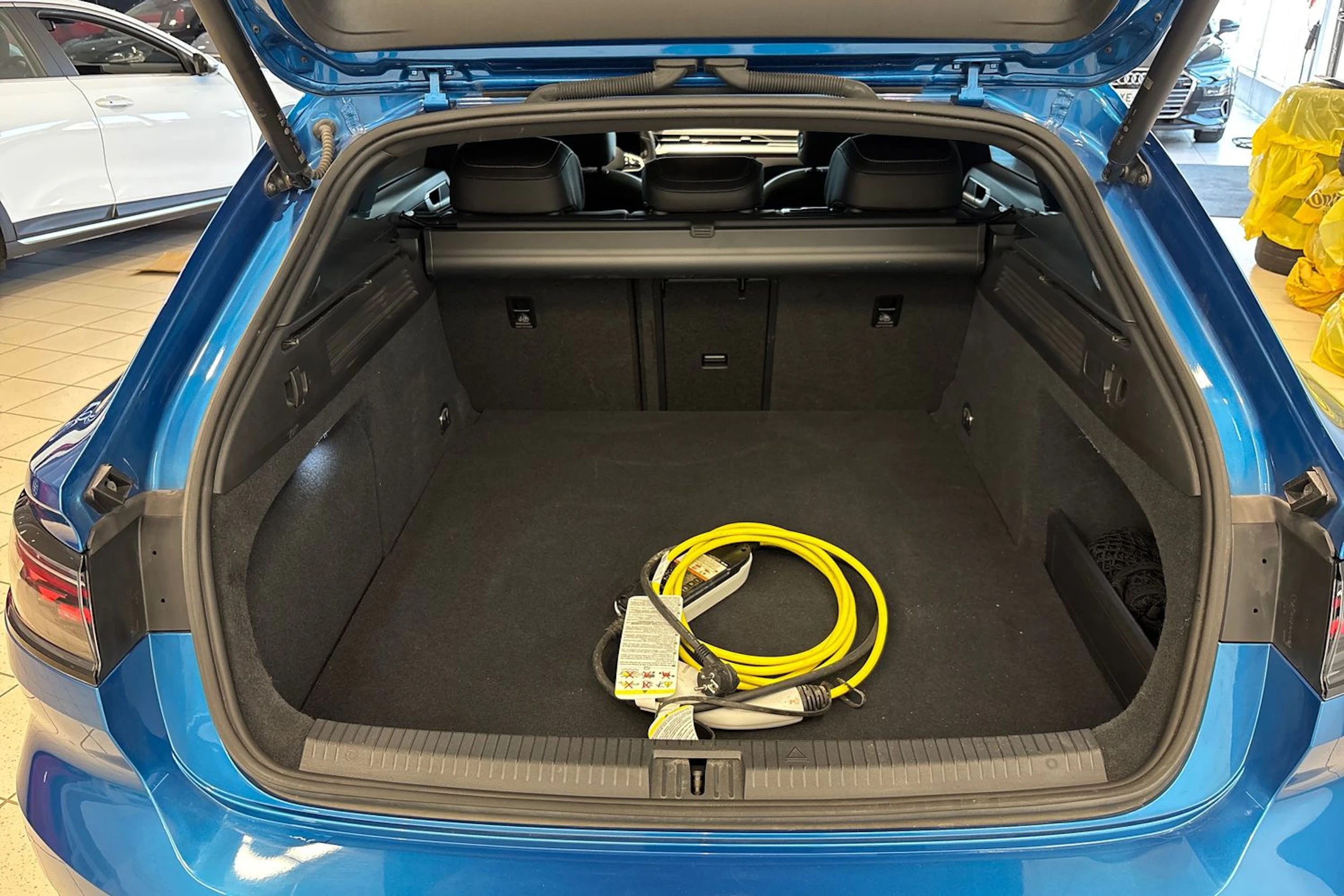 sininen Volkswagen Arteon 2023 kuva 13.