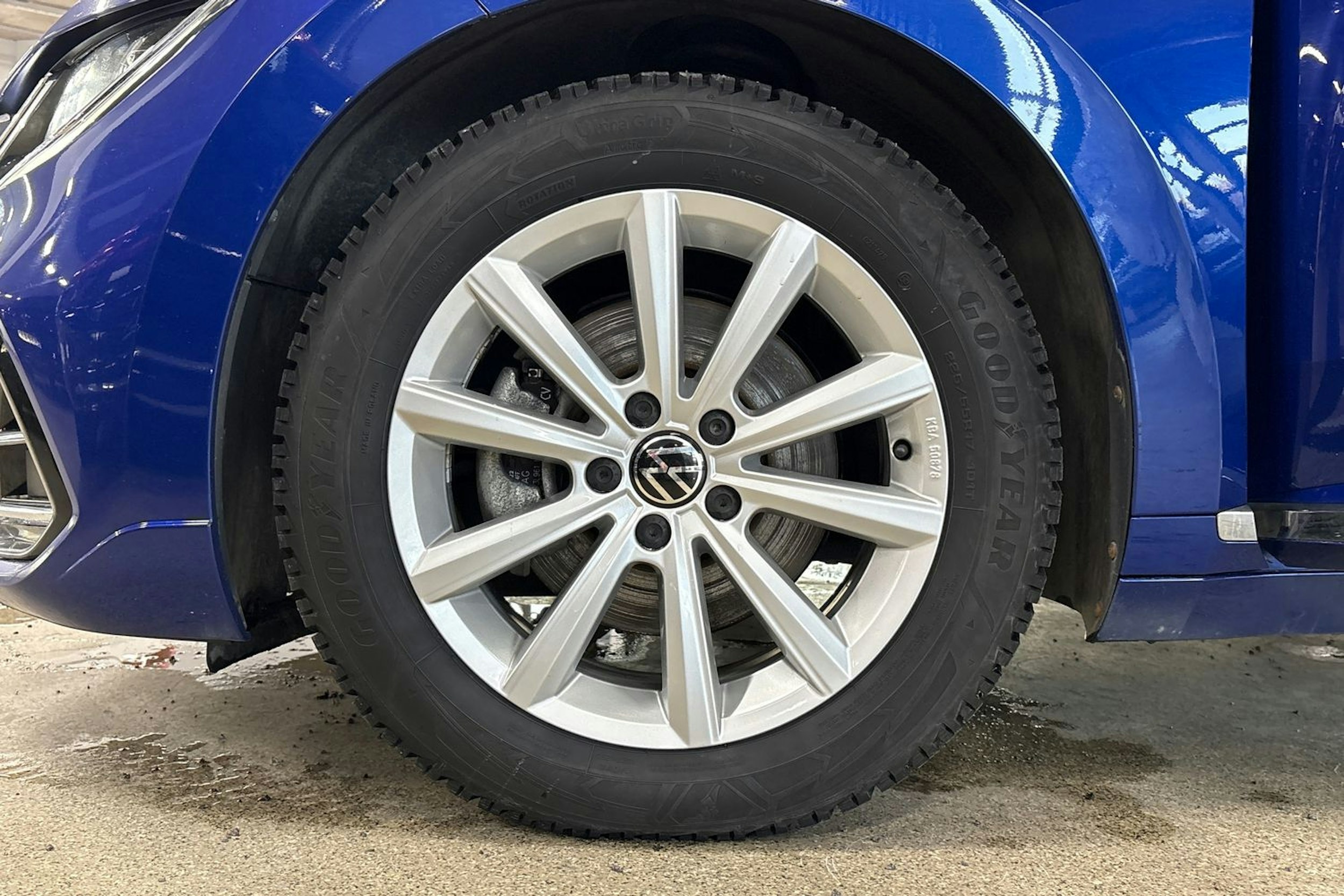 Sininen Volkswagen Arteon 2023 kuva 13.