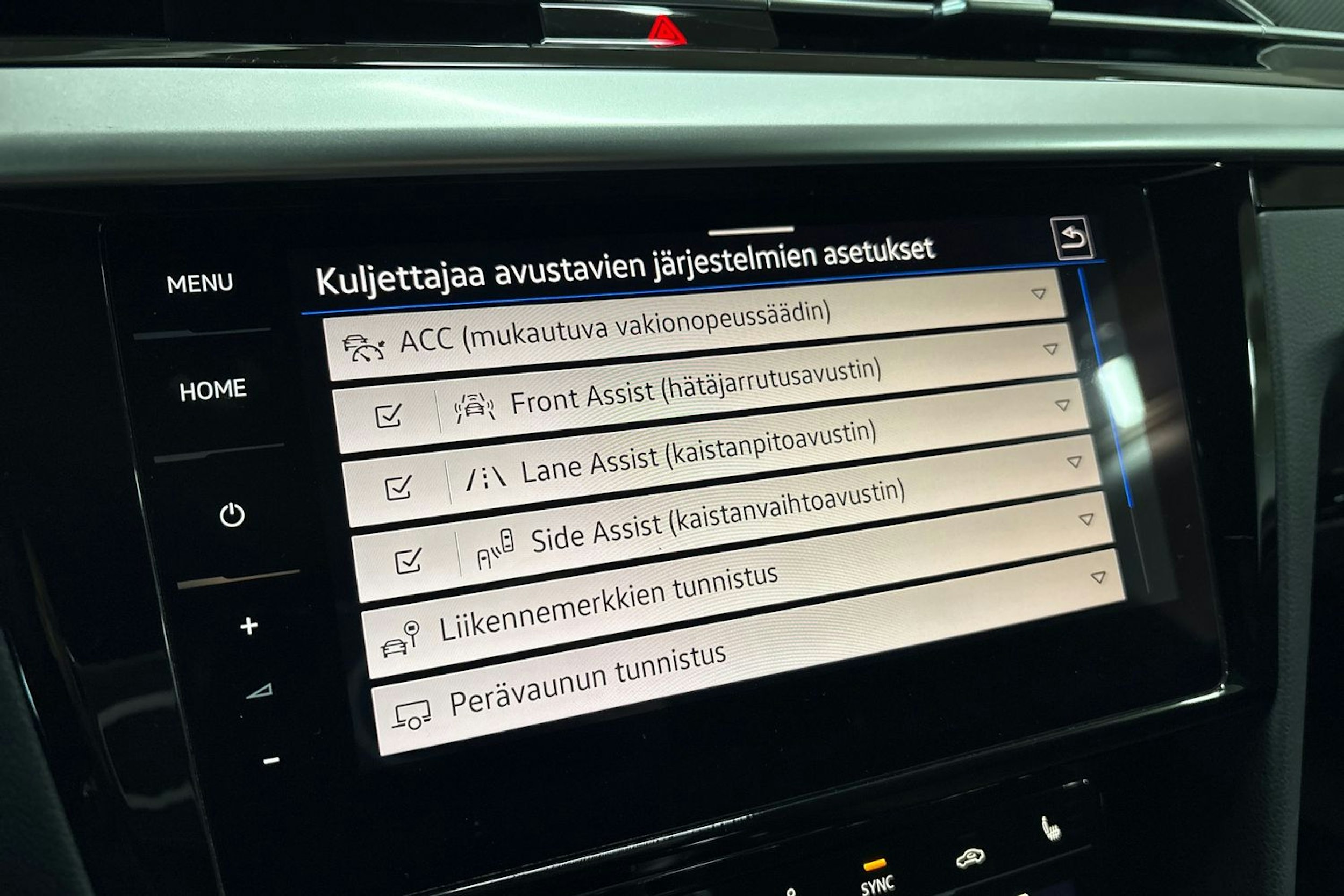 Sininen Volkswagen Arteon 2023 kuva 20.