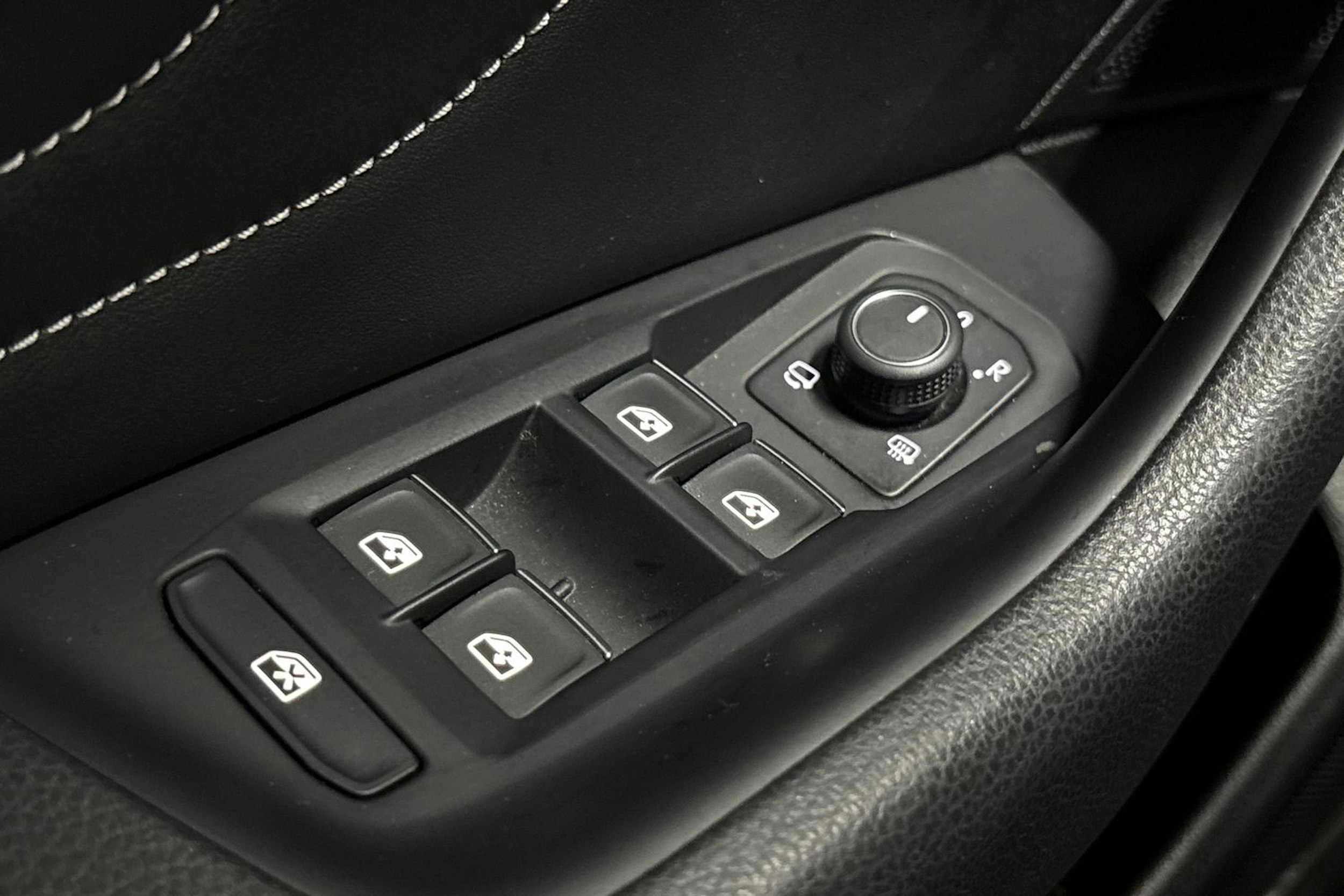 Sininen Volkswagen Arteon 2023 kuva 27.