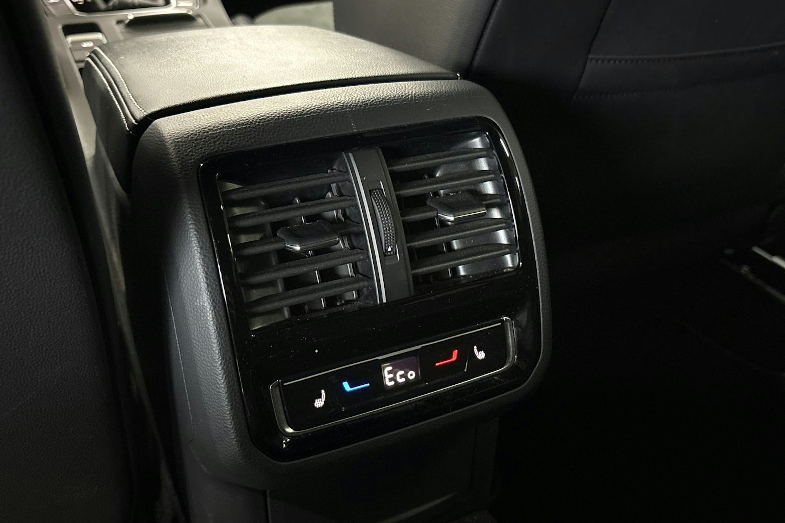 Sininen Volkswagen Arteon 2023 kuva 29.