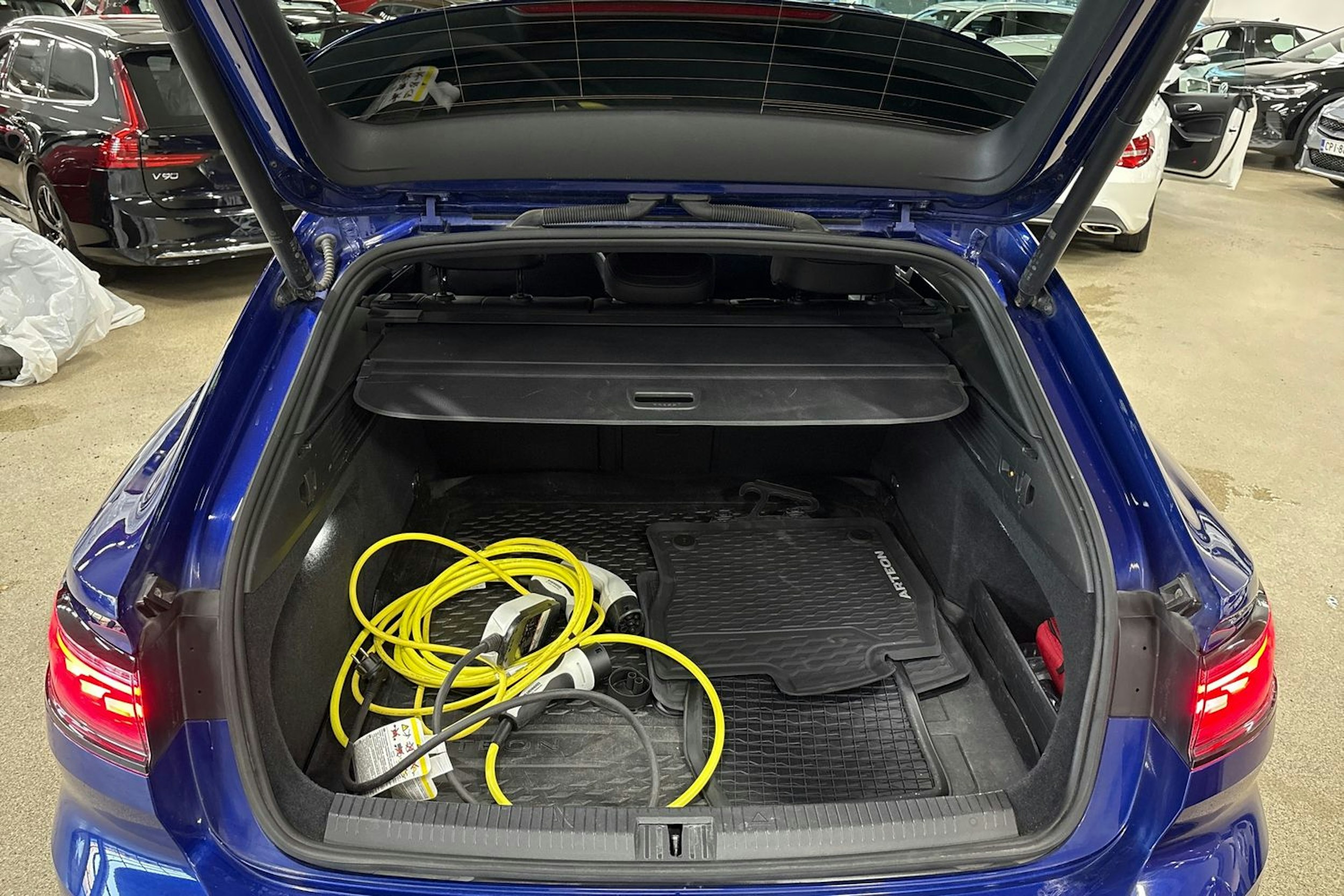 Sininen Volkswagen Arteon 2023 kuva 30.