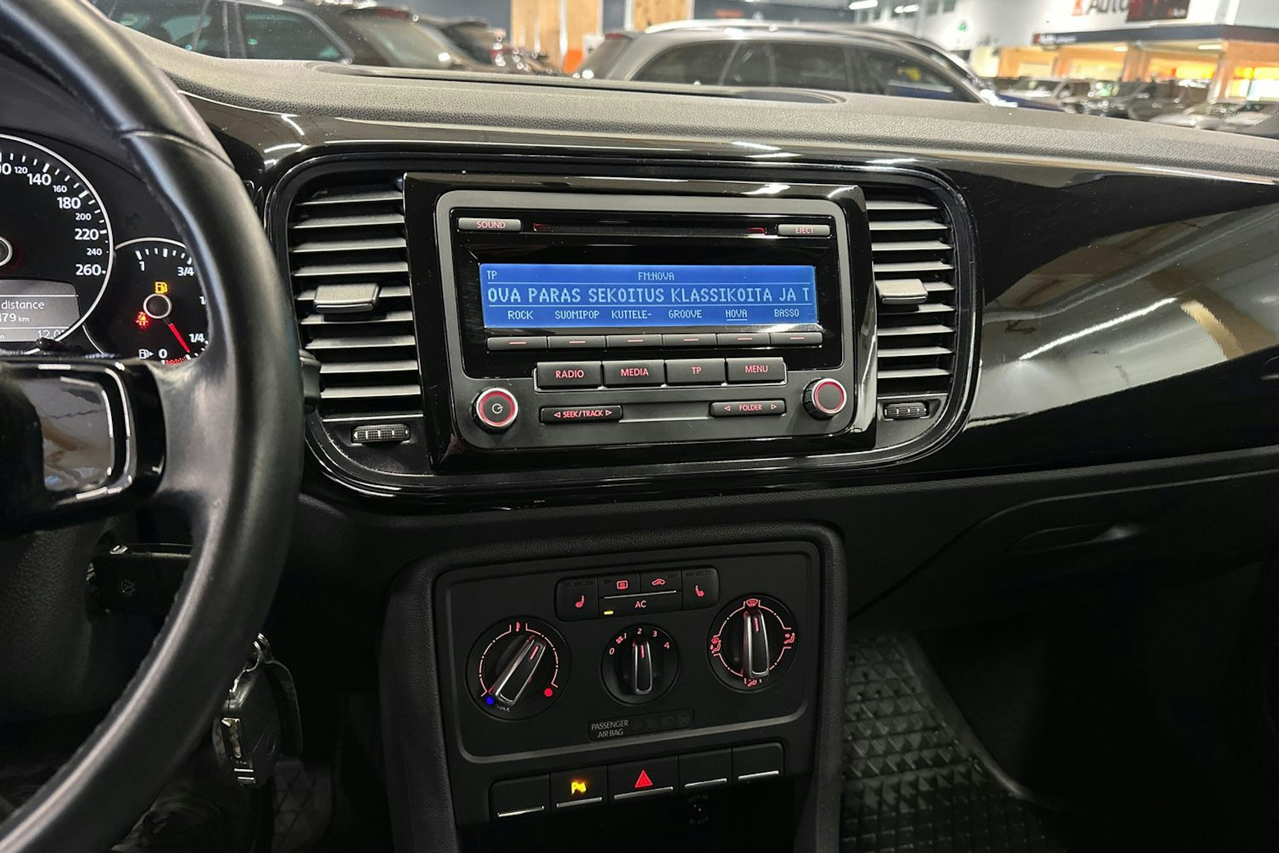 punainen Volkswagen Beetle 2012 kuva 17.