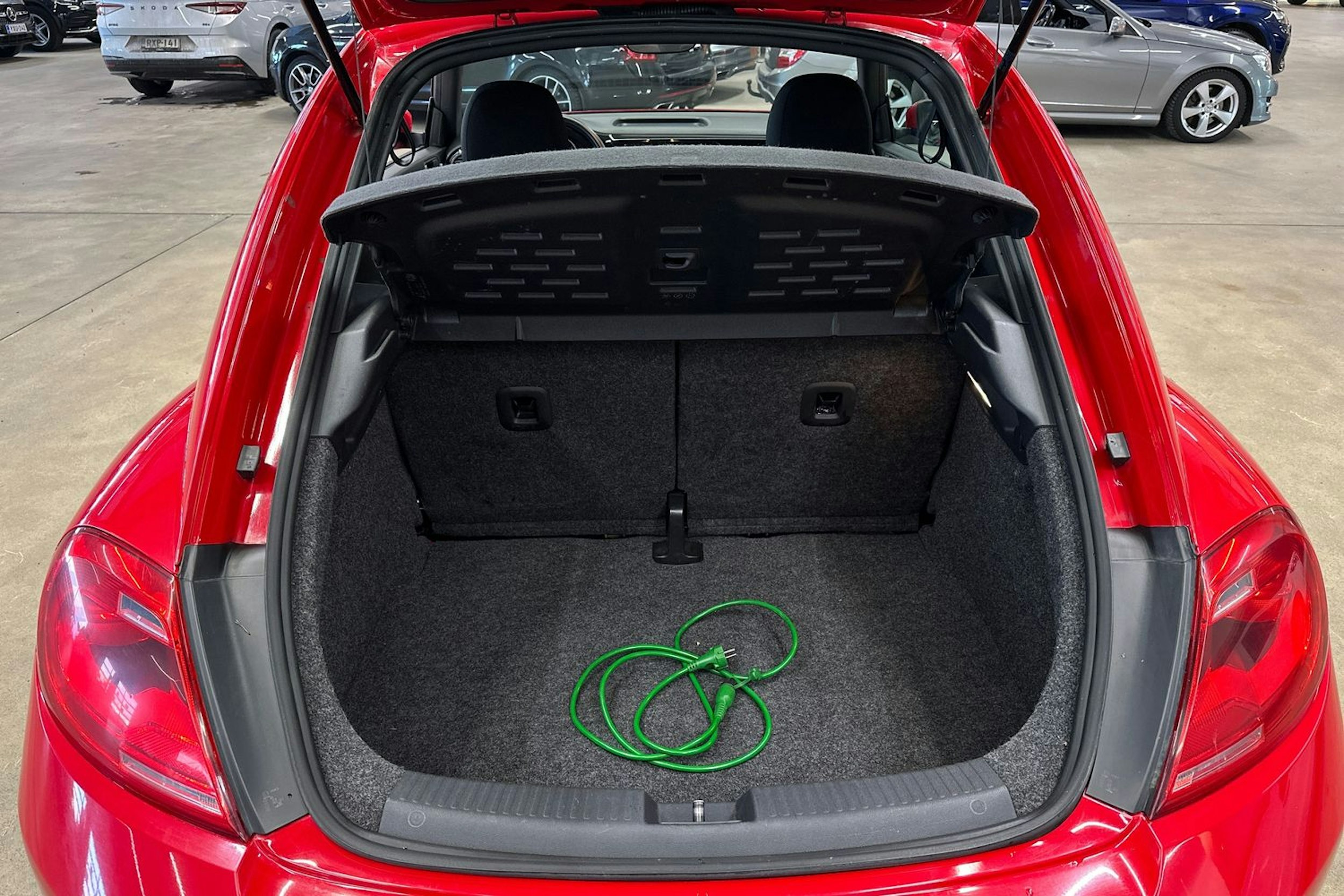 punainen Volkswagen Beetle 2012 kuva 23.