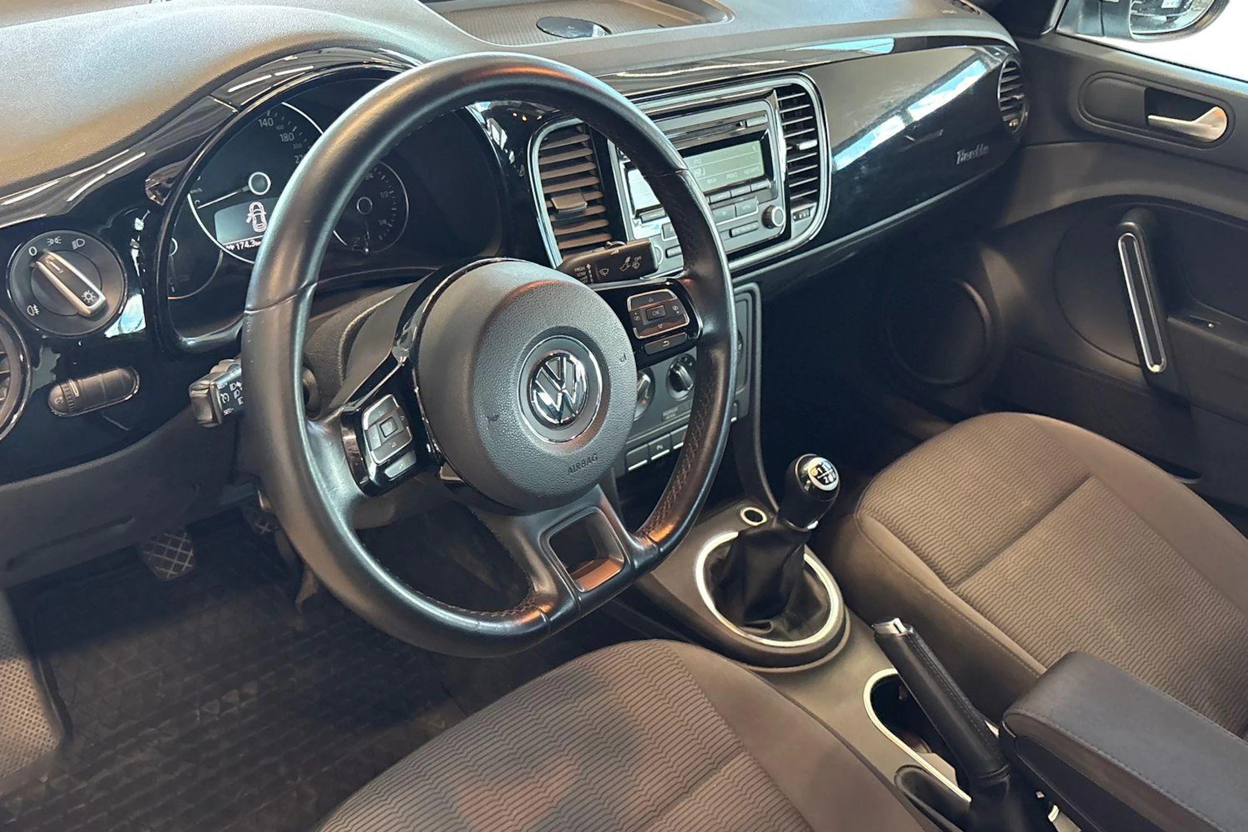 harmaa Volkswagen Beetle 2012 kuva 6.