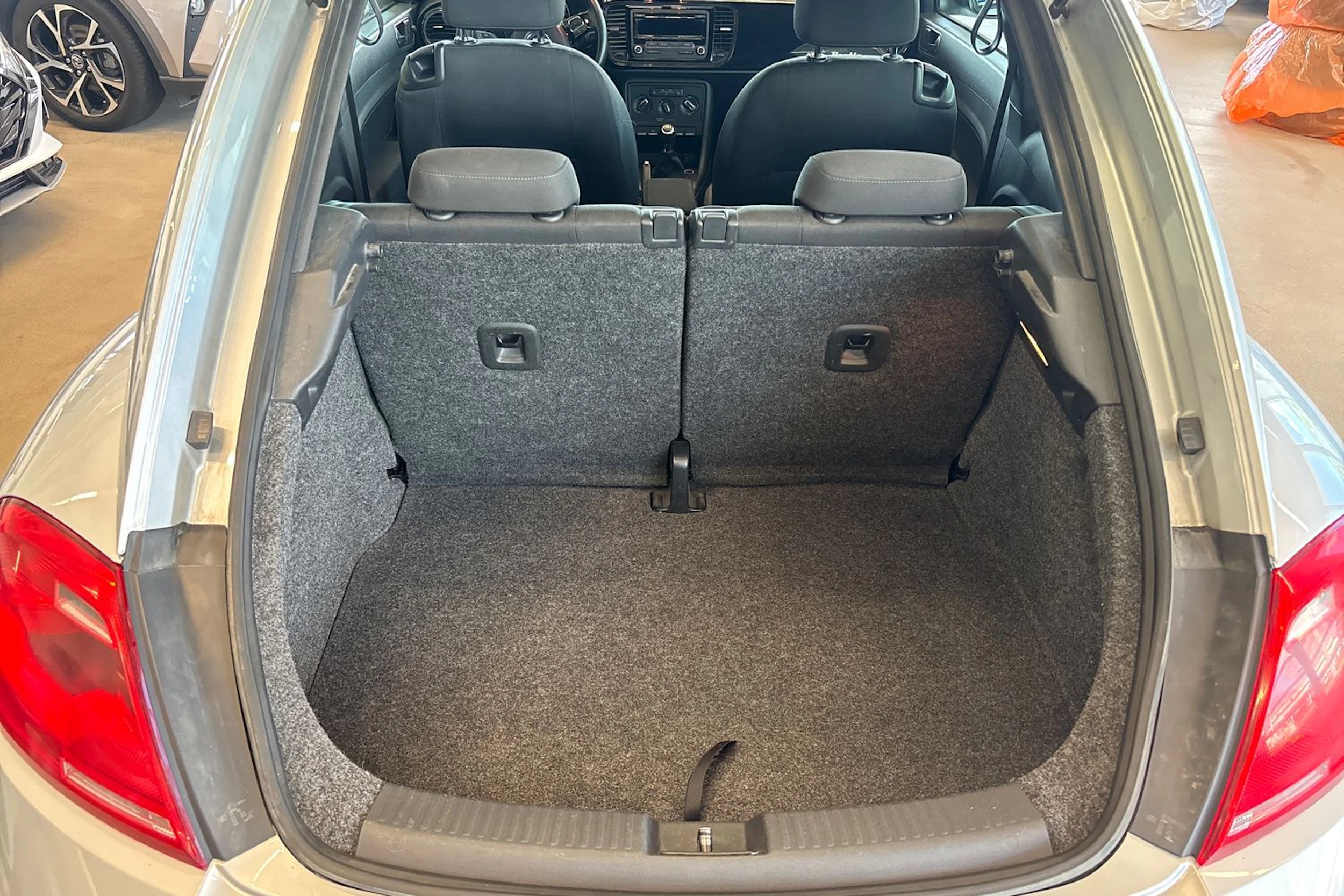 harmaa Volkswagen Beetle 2012 kuva 17.