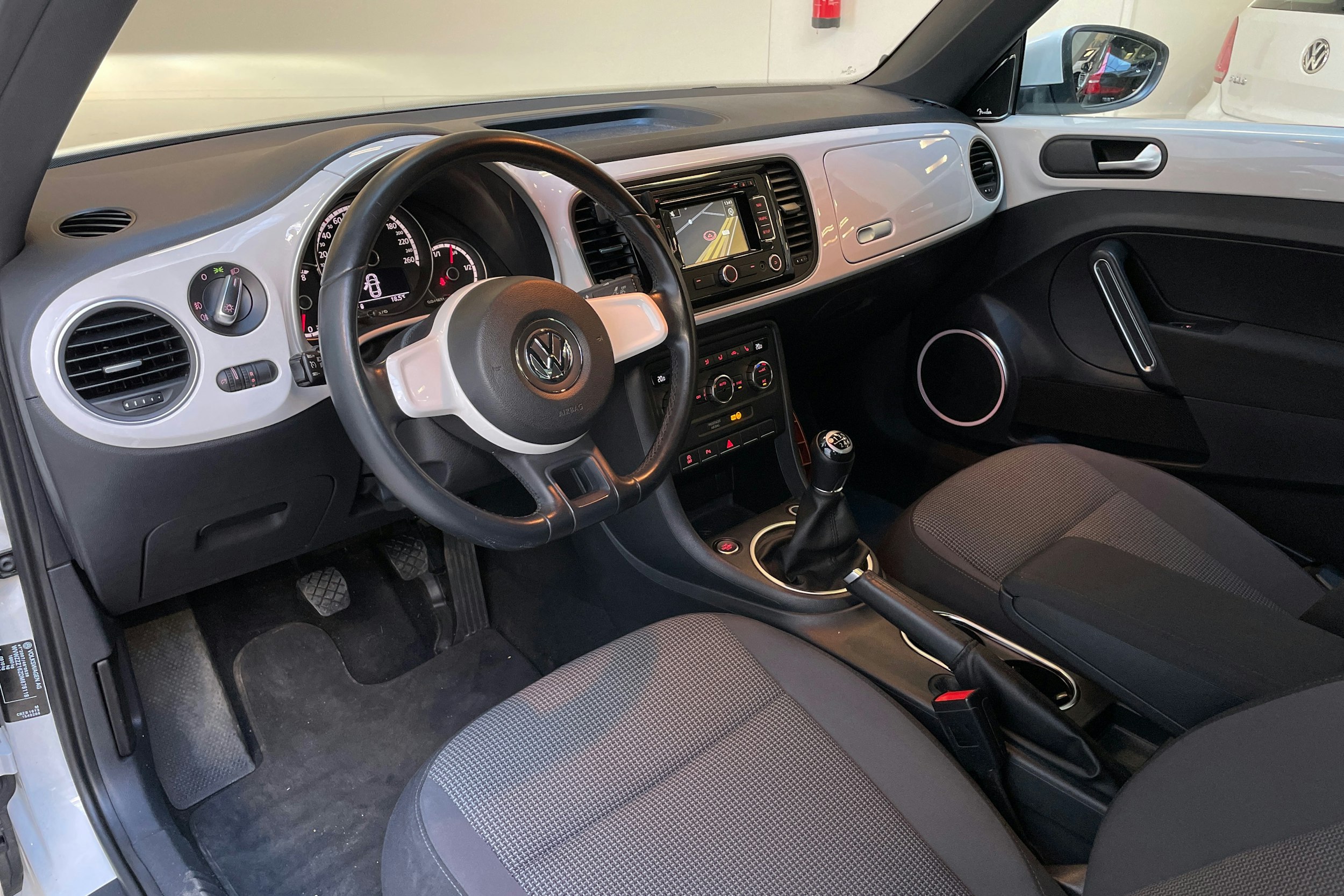 valkoinen Volkswagen Beetle 2013 kuva 6.