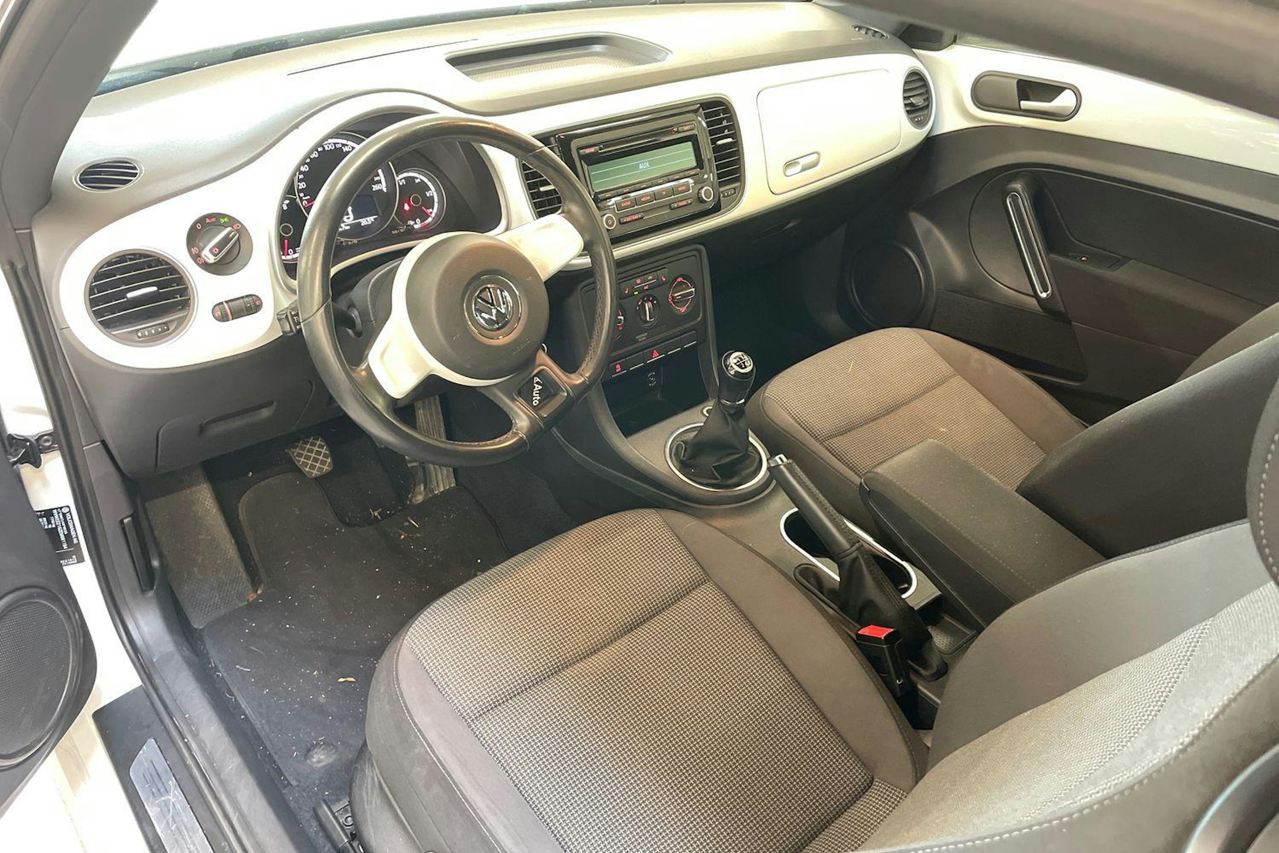 Valkoinen Volkswagen BEETLE 2014 kuva 3.