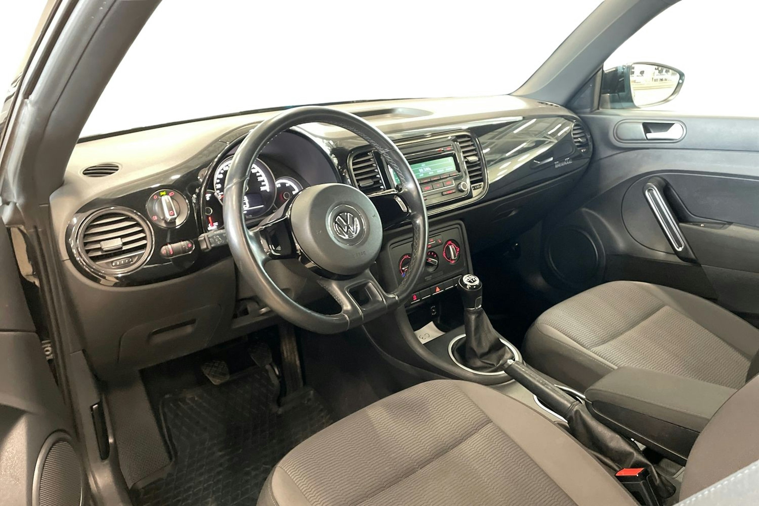 musta Volkswagen Beetle 2014 kuva 7.