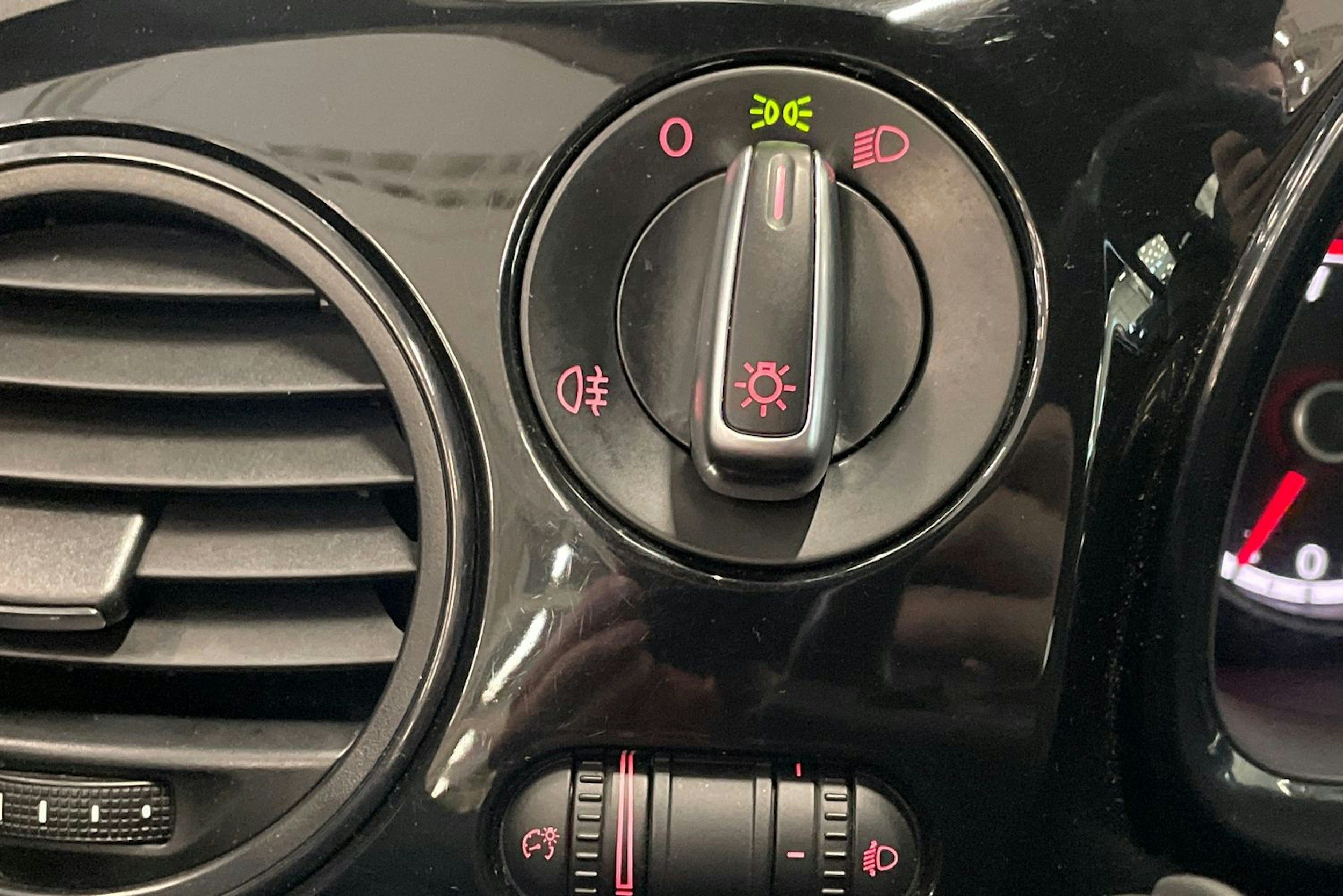 musta Volkswagen Beetle 2014 kuva 17.