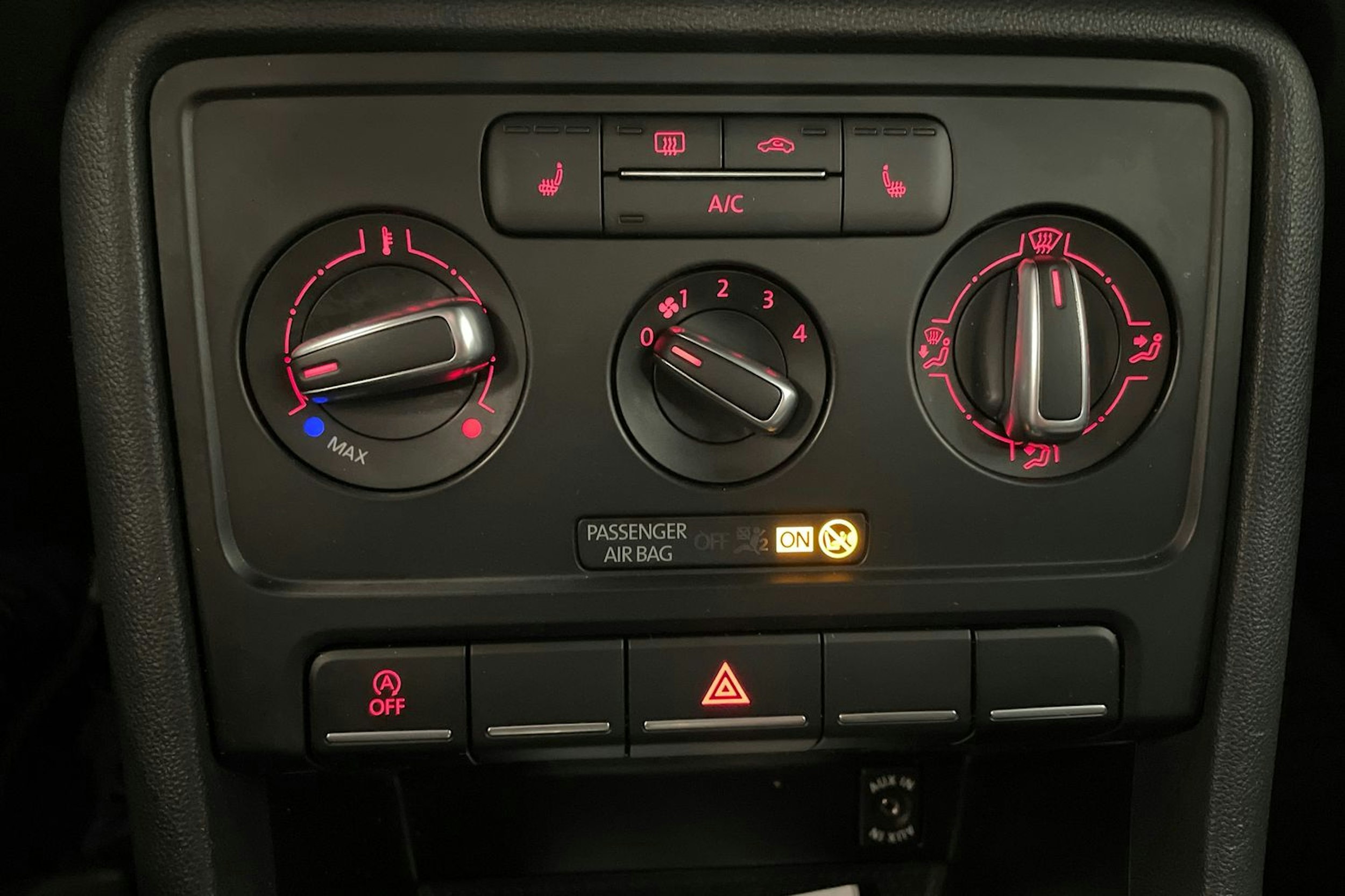 musta Volkswagen Beetle 2014 kuva 19.
