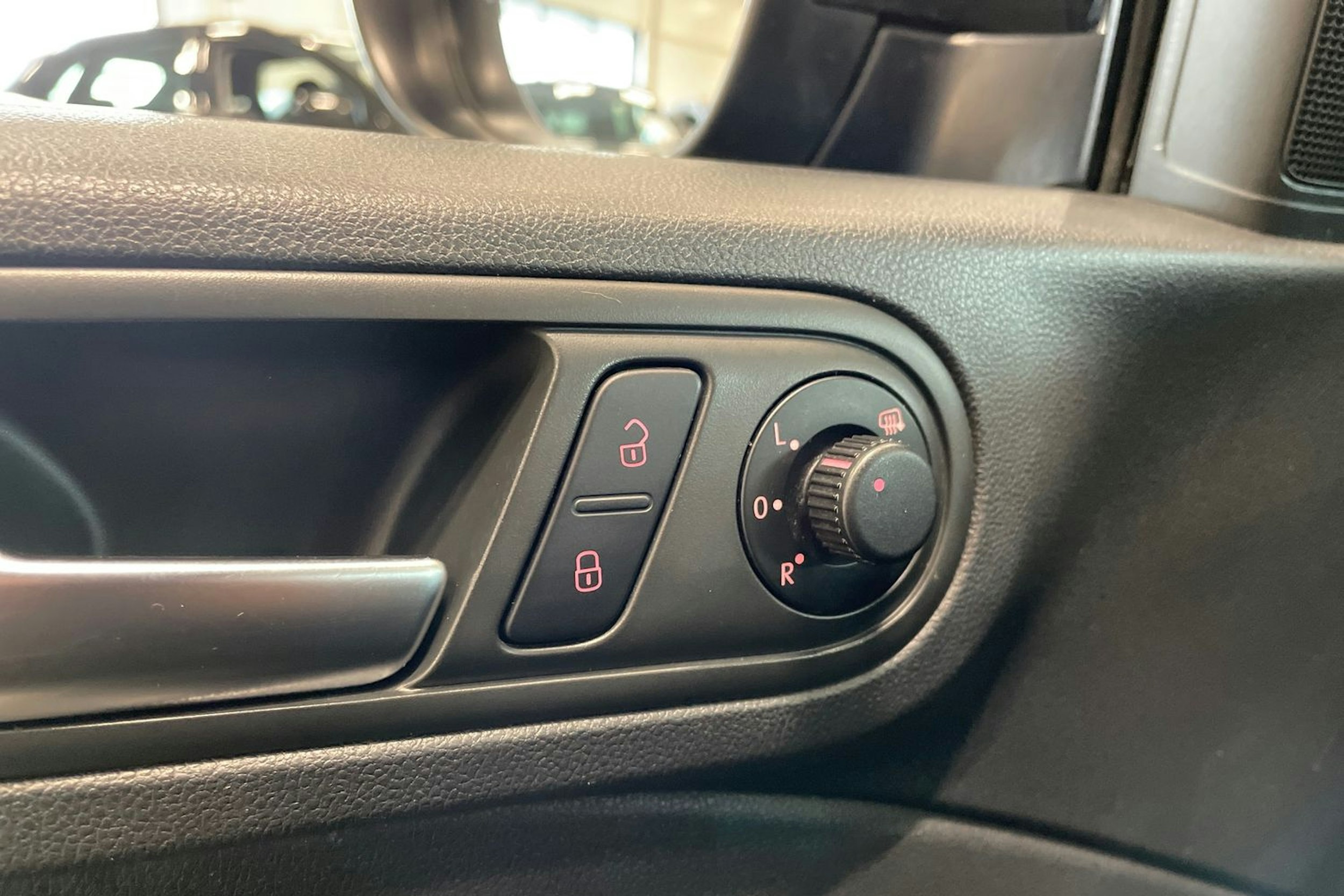 musta Volkswagen Beetle 2014 kuva 21.