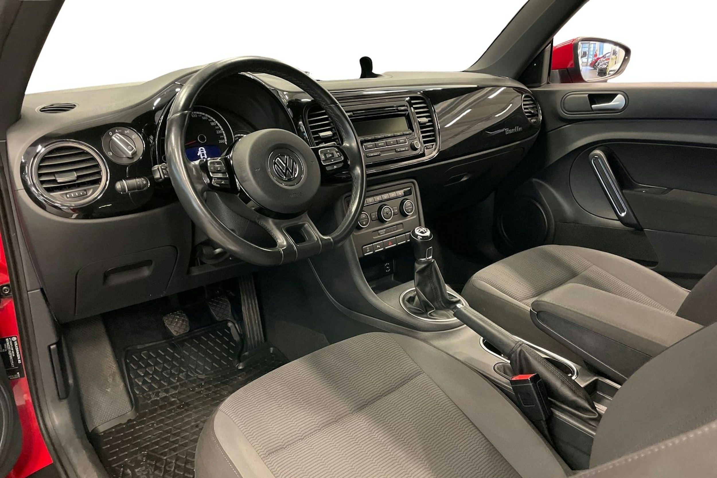 punainen Volkswagen Beetle 2015 kuva 7.