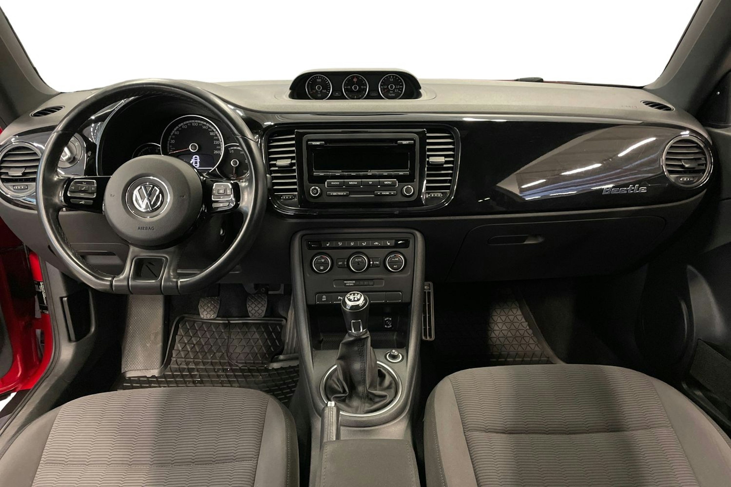 punainen Volkswagen Beetle 2015 kuva 9.